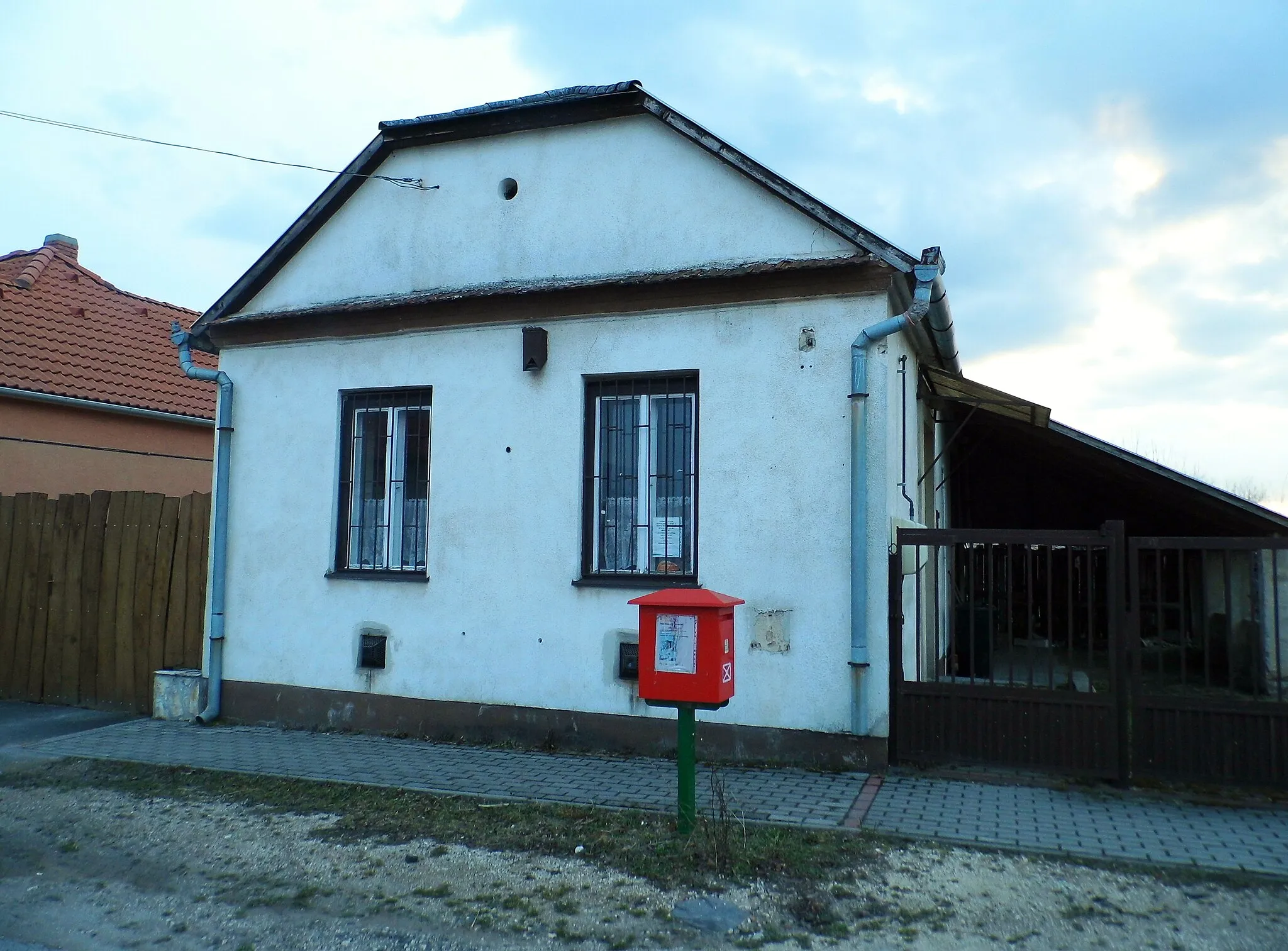 Photo showing: Former post office in Tósokberénd. Closed in 2014.