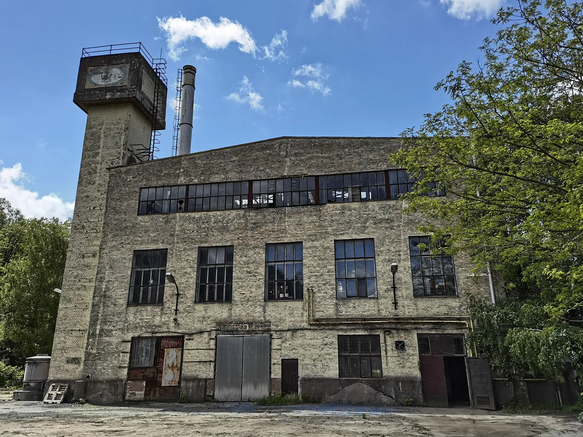 Photo showing: Former bulb factory before remodelled to an event venue, Csingervölgy, Ajka, Hungary