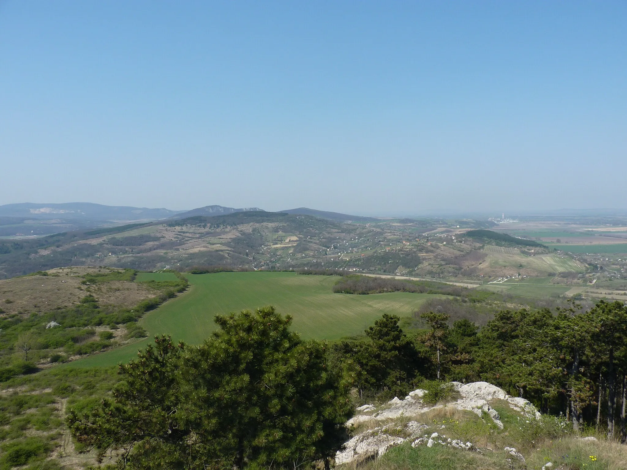 Photo showing: View from Hegyes-kő towards West