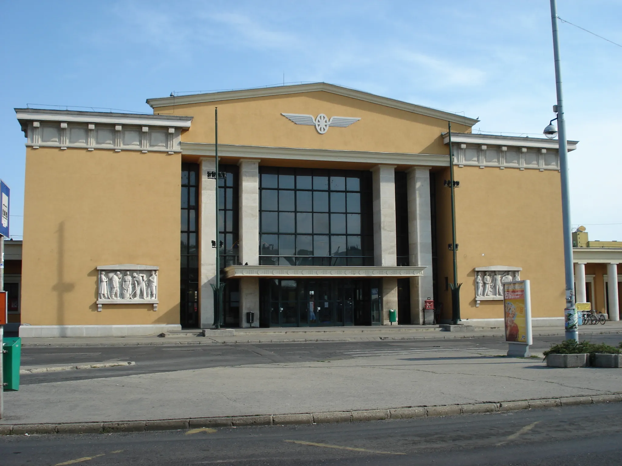 Photo showing: Train station in Székesfehérvár. Taken by David Sallay in June 2007.