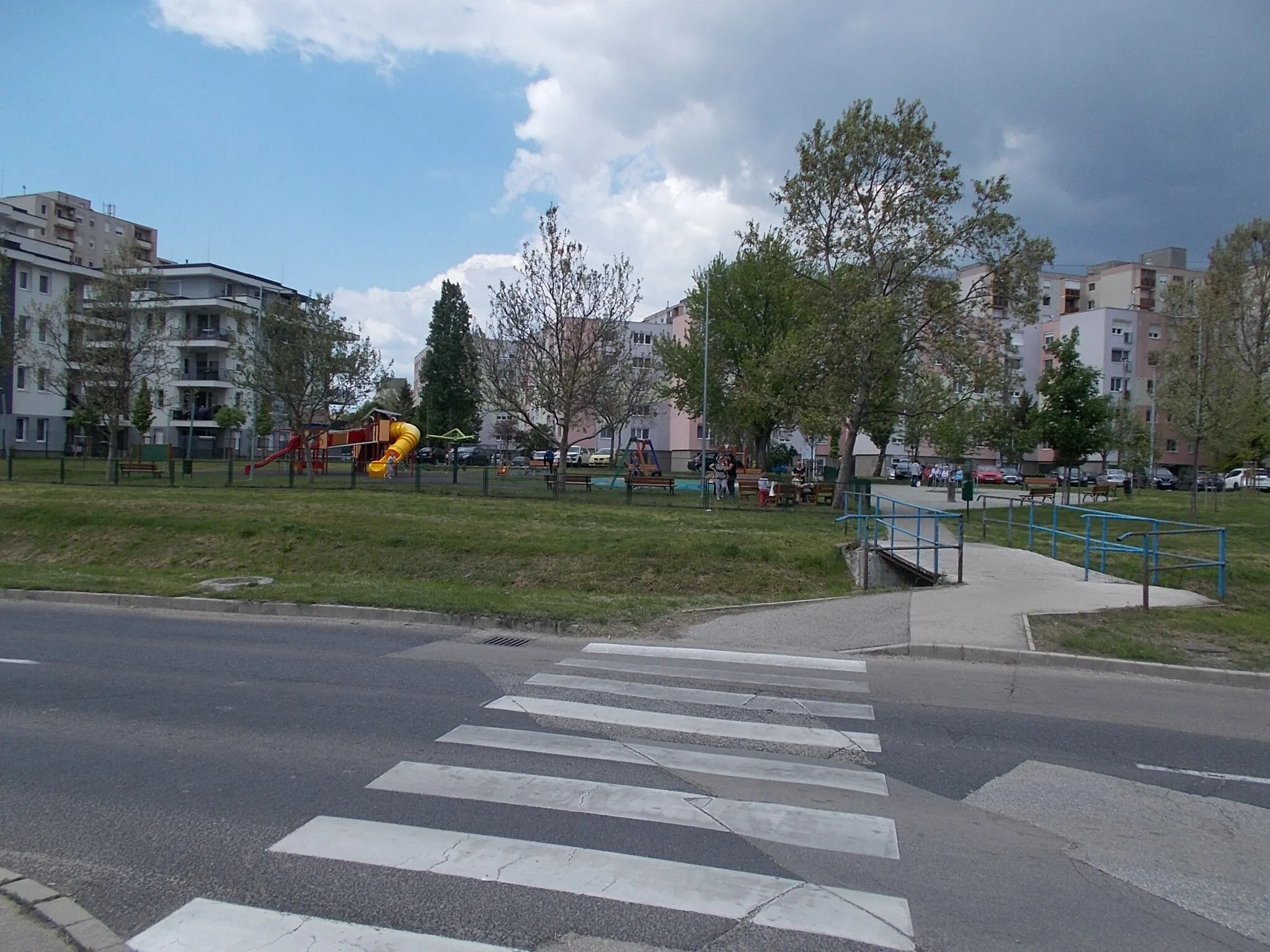 Photo showing: Playground at Jancsár Street Jancsár ditch/canal from  Bakony Street, Székesfehérvár, Fejér County, Hungary.