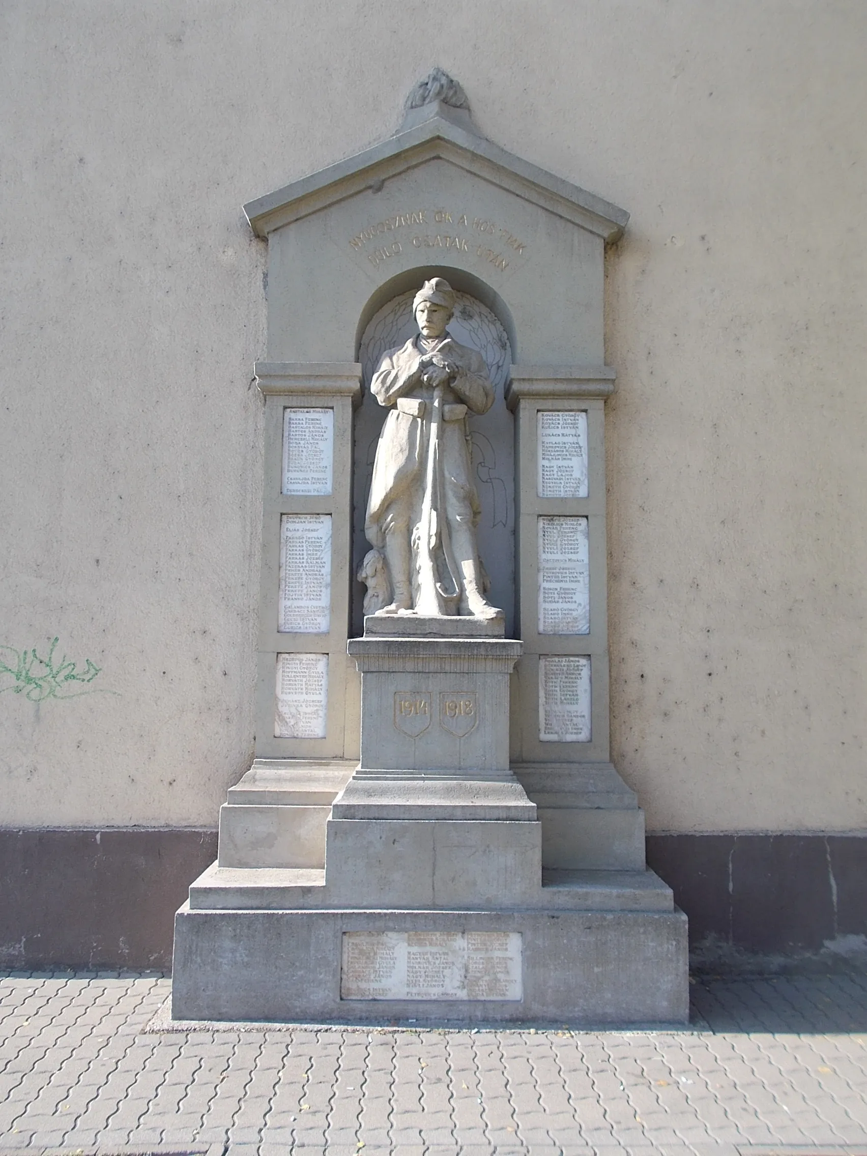 Photo showing: : World War I memorial by Jenő Bory, (1924 works) at the Elementary school named after Márton Szórád (Est. 1907) - 49 Magyar Street, Pentele? Óváros neighborhood (Oldtown), Dunaújváros, Fejér County, Hungary.