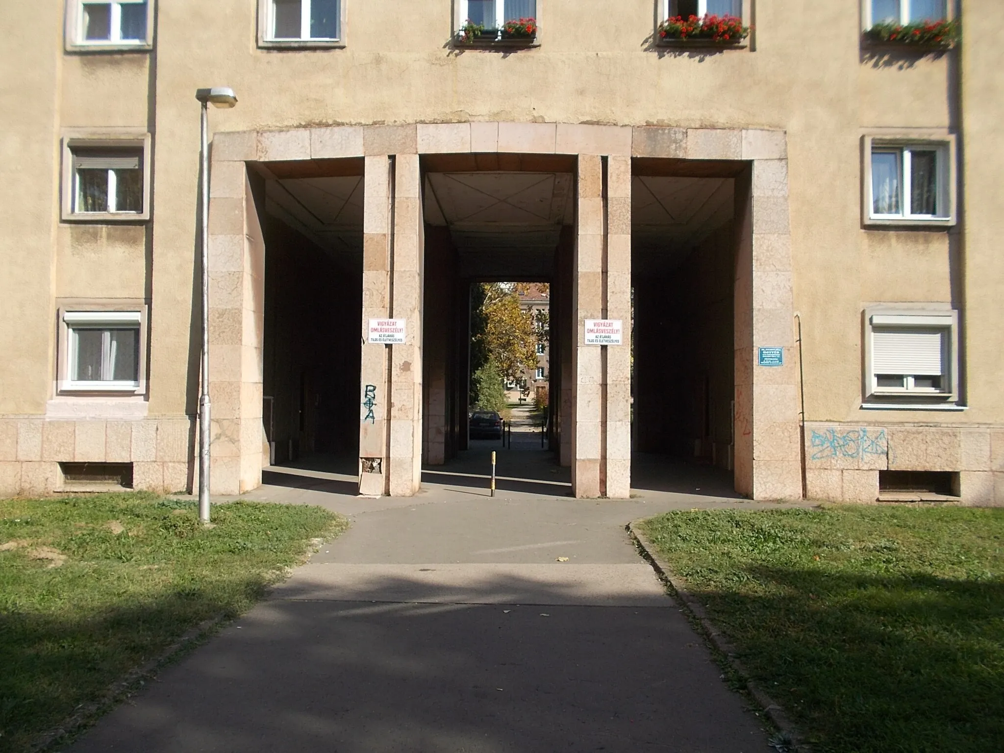 Photo showing: Gateway. Text on the wall: 'Danger of collapse! Its use is prohibited and life-threatening!' - kis Vasmű Street, Dunasor  neighborhood, Dunaújváros, Fejér County, Hungary.