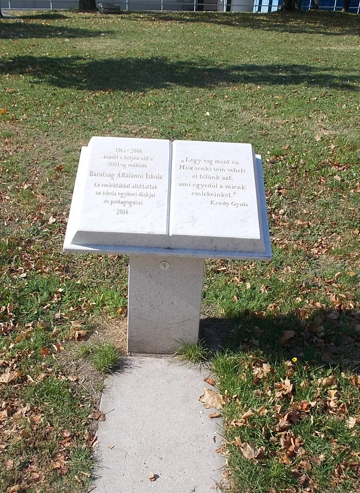 Photo showing: : Book shaped memorial plaque to the Barátság elementary school (former located here) - Dunasor and  Velinszky László Street cnr, Dunasor neighborhood, Dunaújváros, Fejér County, Hungary.