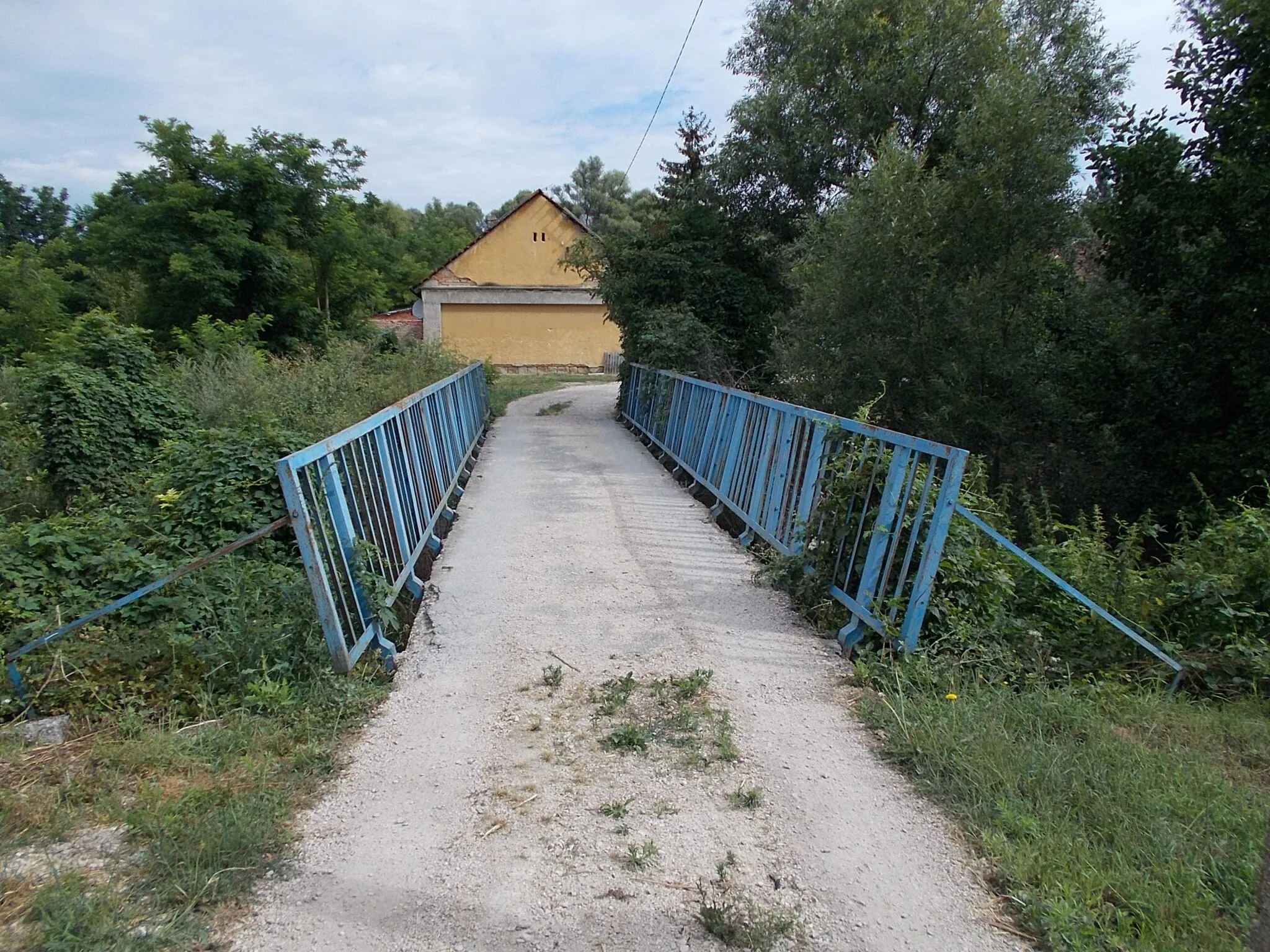 Photo showing: Roadbridge over the Gaja Stream at MÁV lakótelep 'housing estate' The estate two grounfloor building - Bányatelep (hamlet?), Balinka, Fejér County, Hungary.