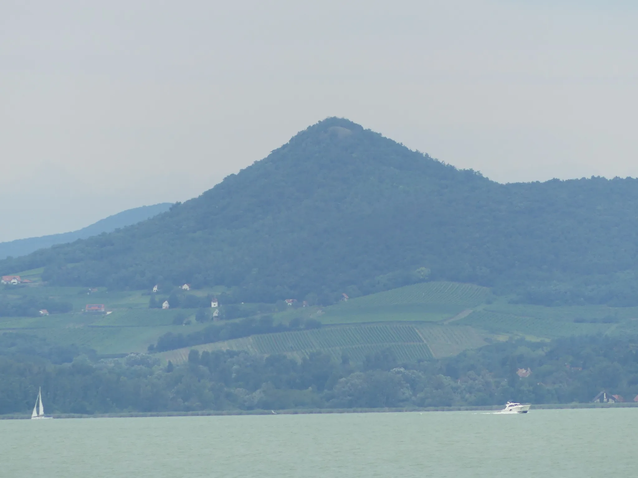 Photo showing: Panoráma from the terrace of Sellő Büfé. Bélatelep, Fonyód. The Northern shore of Lake Balaton.
