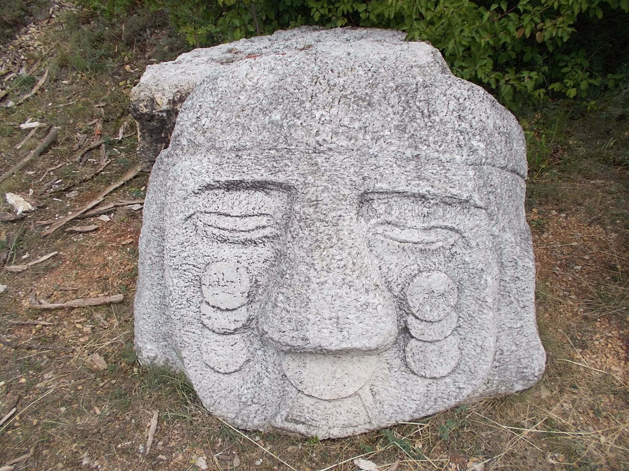 Photo showing: Human head face sculpture - Sculpture Park picnic site, Kesellő hill (cliff), Bodajk, Fejér County, Hungary.