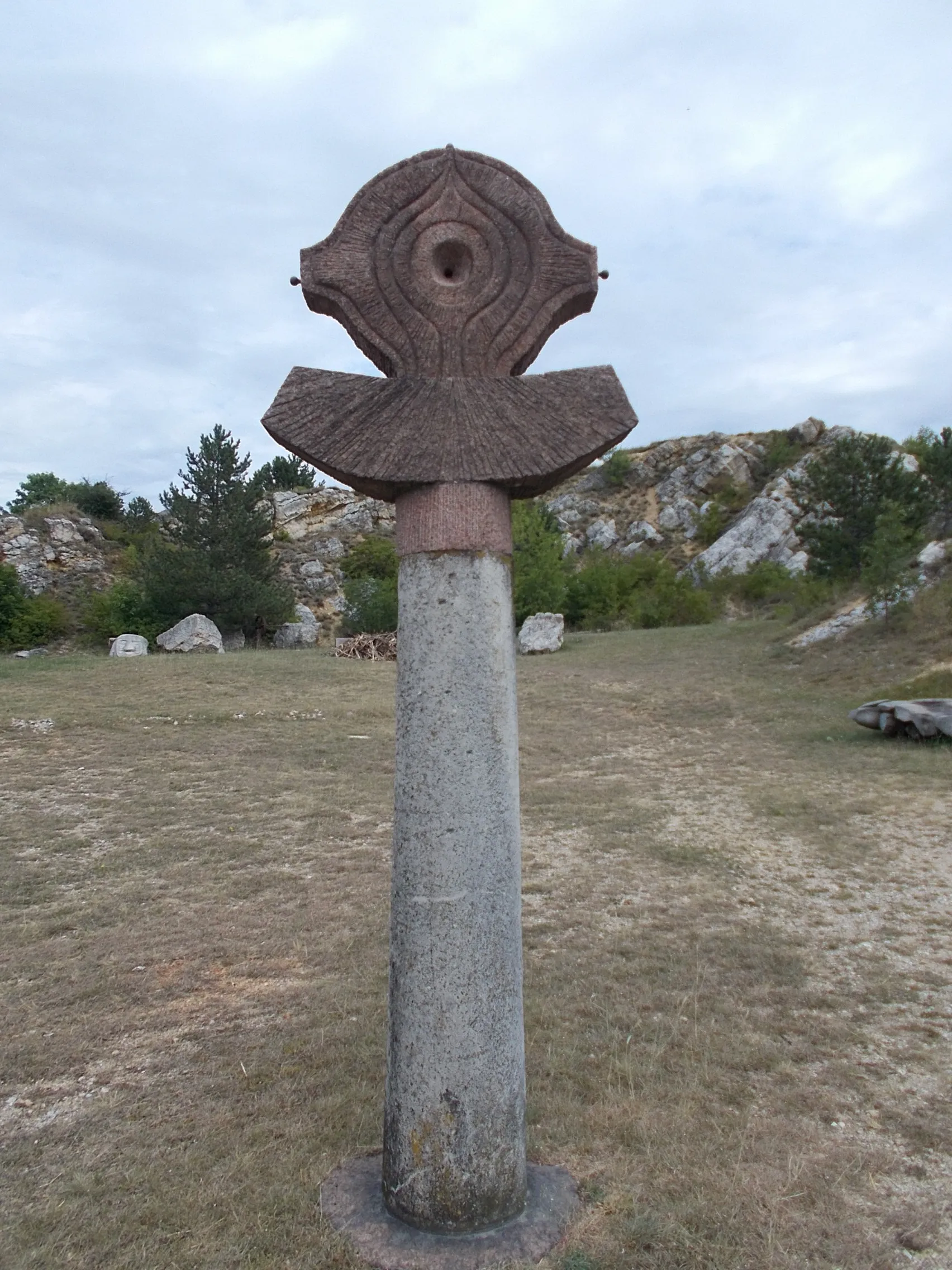 Photo showing: 'Sculpture' by László Barka (abstract limestone sculpture, install.: 1997). White column, above which red carved stone - Sculpture Park picnic site, Kesellő hill (cliff), Bodajk, Fejér County, Hungary.