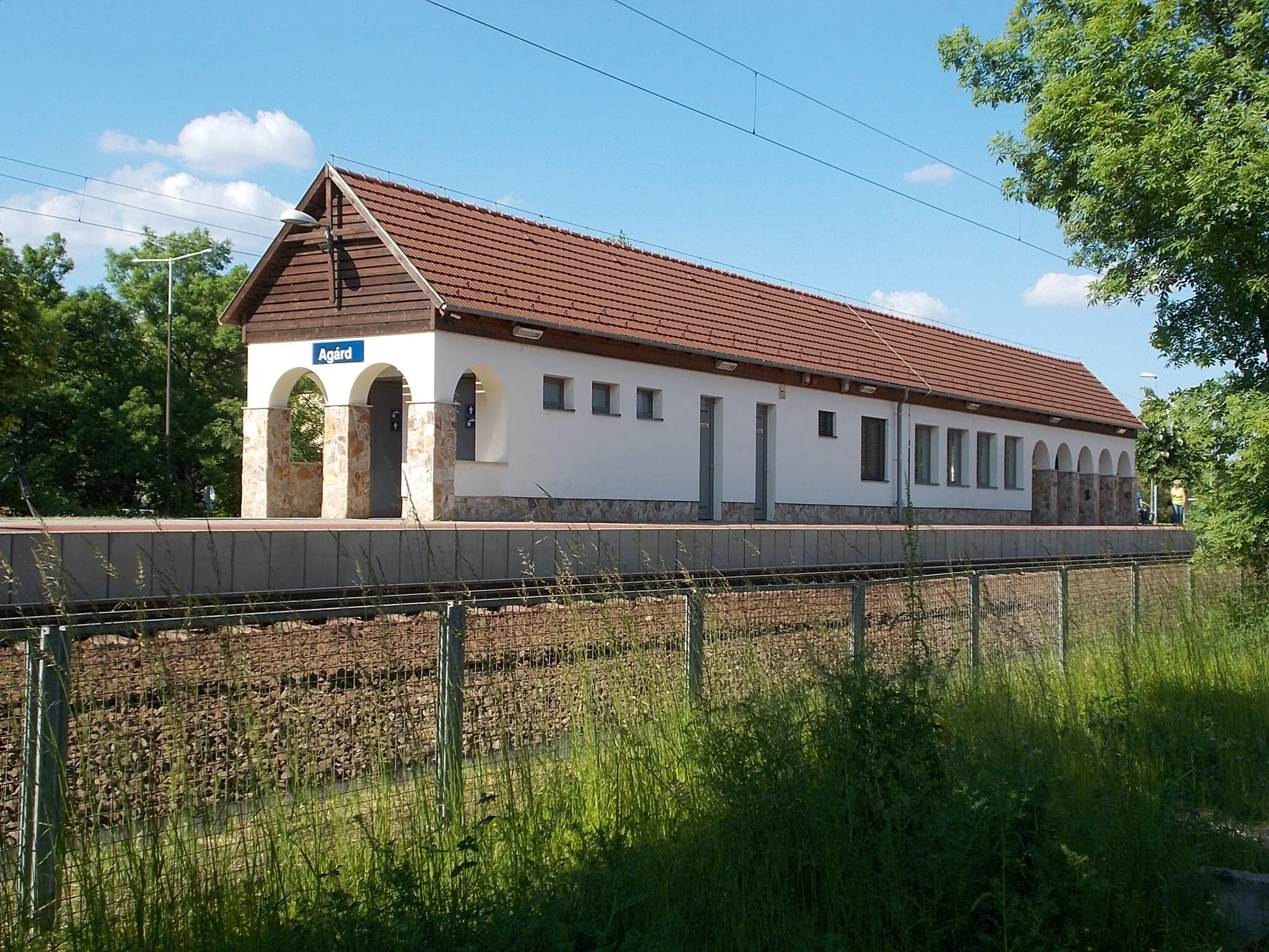 Photo showing: : Agárd railway station from Vasút Street, Agárd, Gárdony, Fejér County, Hungary.