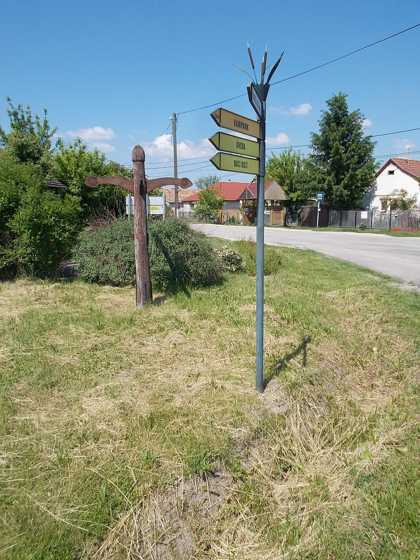 Photo showing: : Birdsong Nature Trail and other signs. Bus stop- Gárdonyi Street, Kossuth Street, Dinnyés quarter, Fejér County, Hungary.