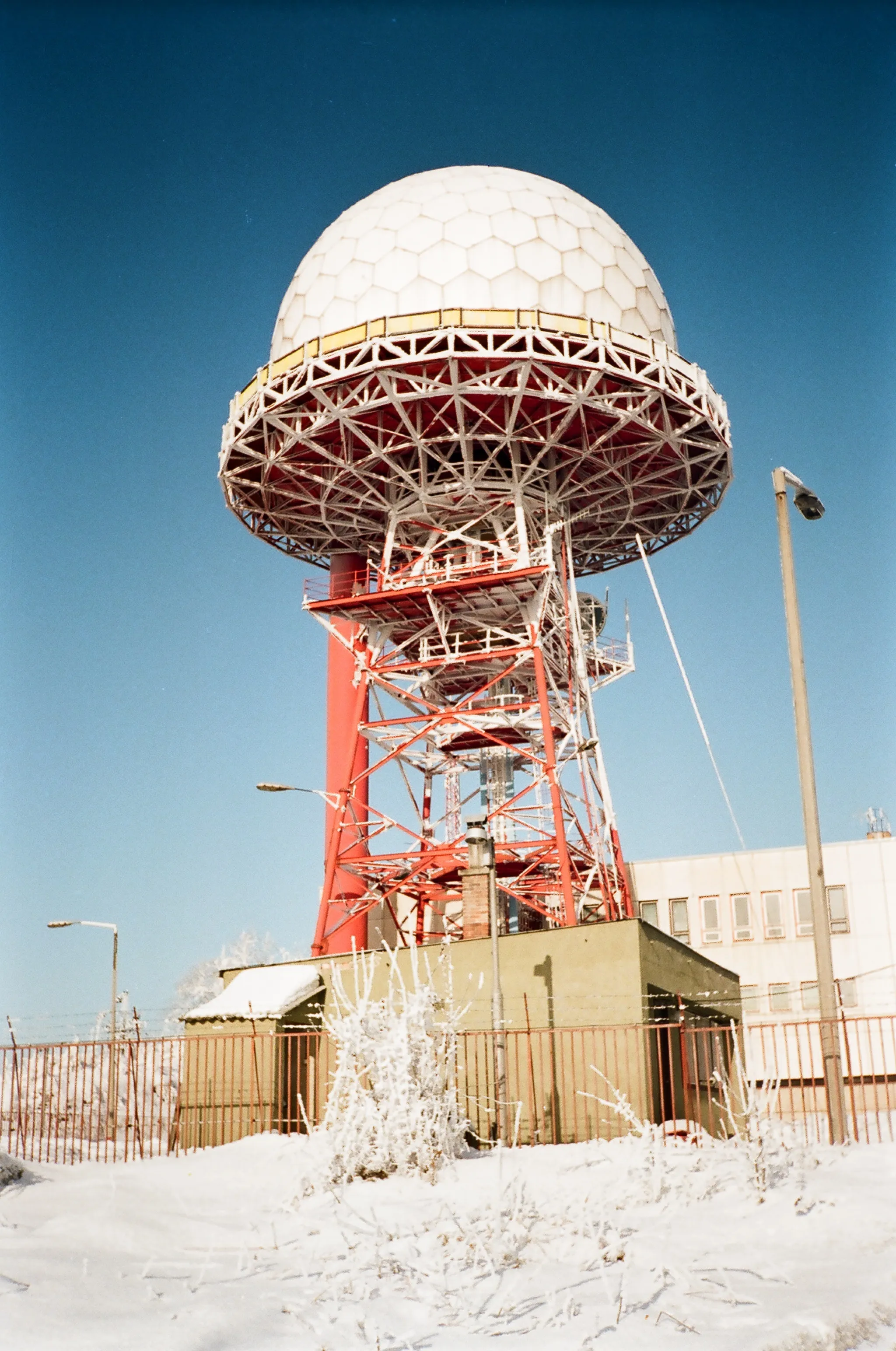 Photo showing: Kőris-hegy Radar Station near Bakonybél, Bakony Mountains, Hungary in December 1993