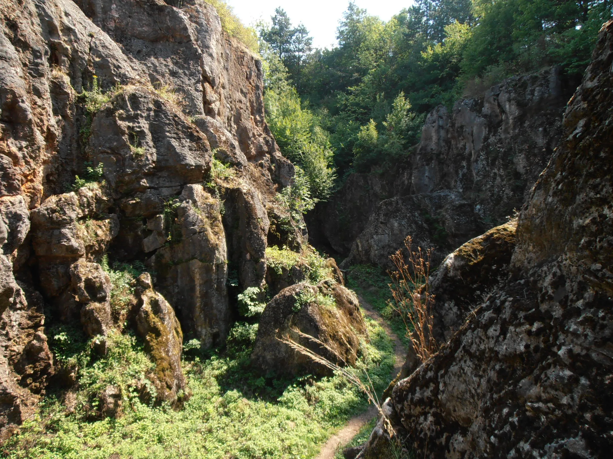 Photo showing: Ancient karst formation in an abandoned manganite quarry in Úrkút, Hungary
Úrkúti őskarszt a régi mangánbányában