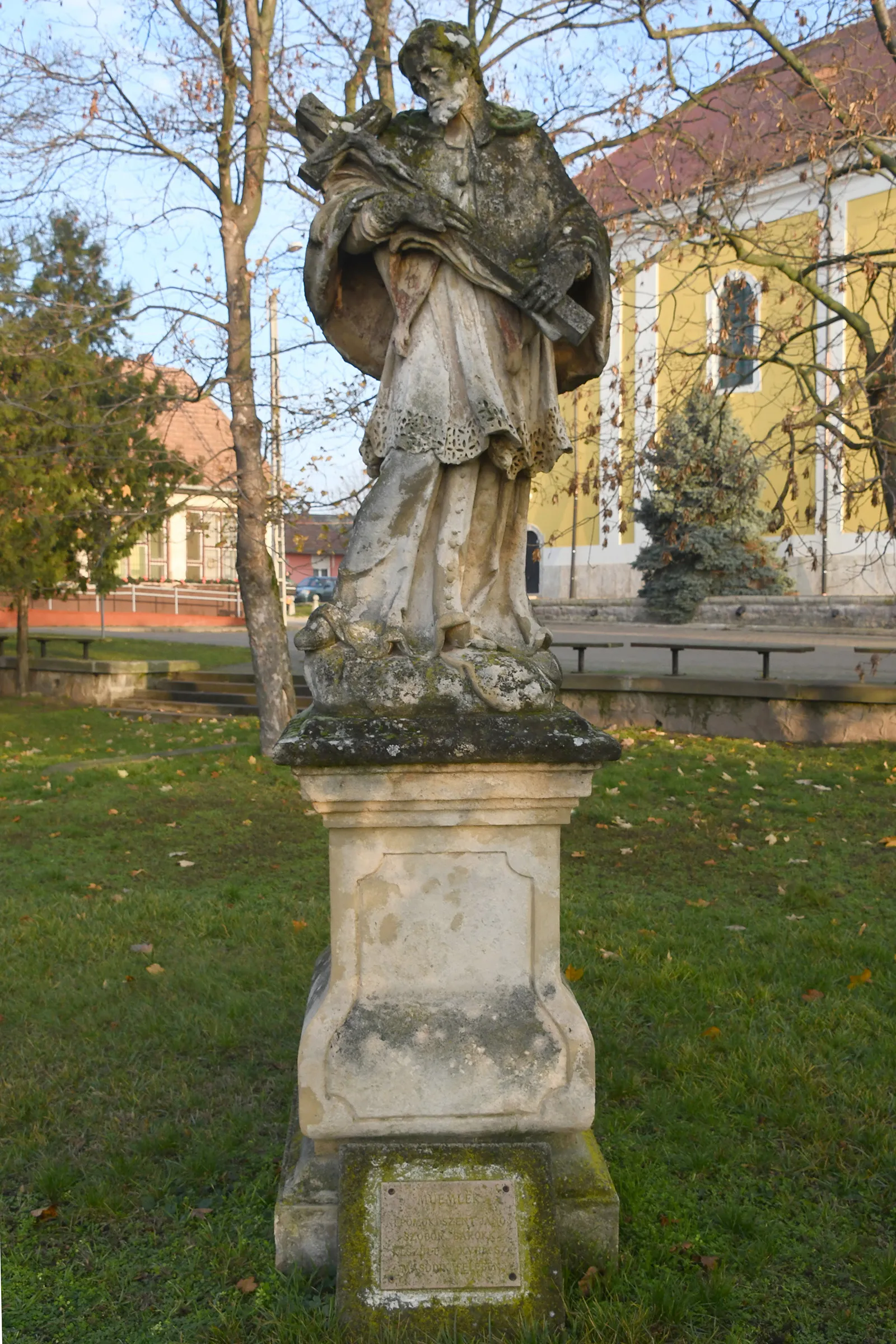 Photo showing: Statue of Saint John of Nepomuk in the Roman Catholic church's yard in Ercsi
