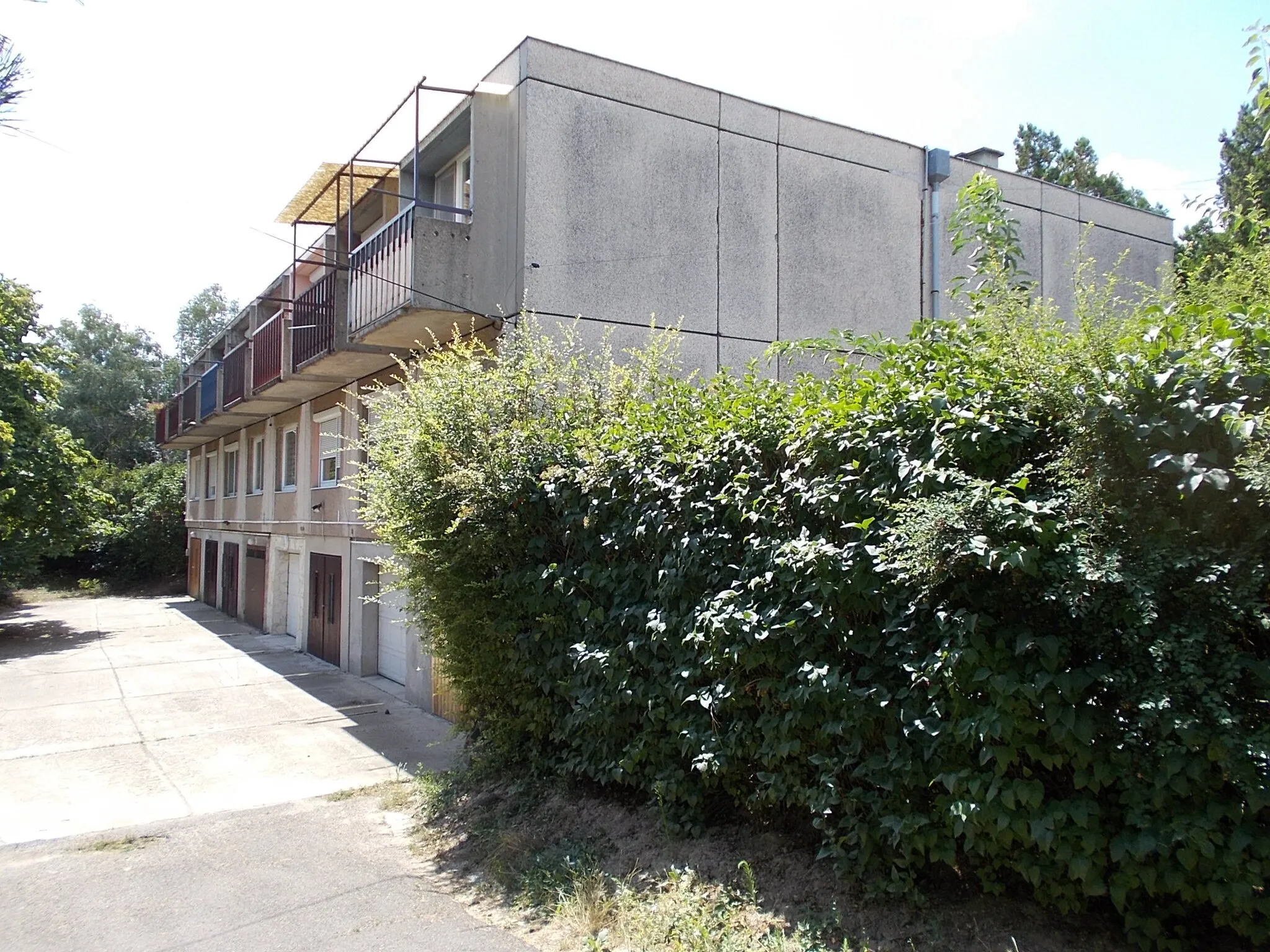 Photo showing: Two storey Plattenbau - 7 Türr István Street, Belváros (lit. ~Downtown) neighborhood, Ercsi, Fejér County, Hungary.