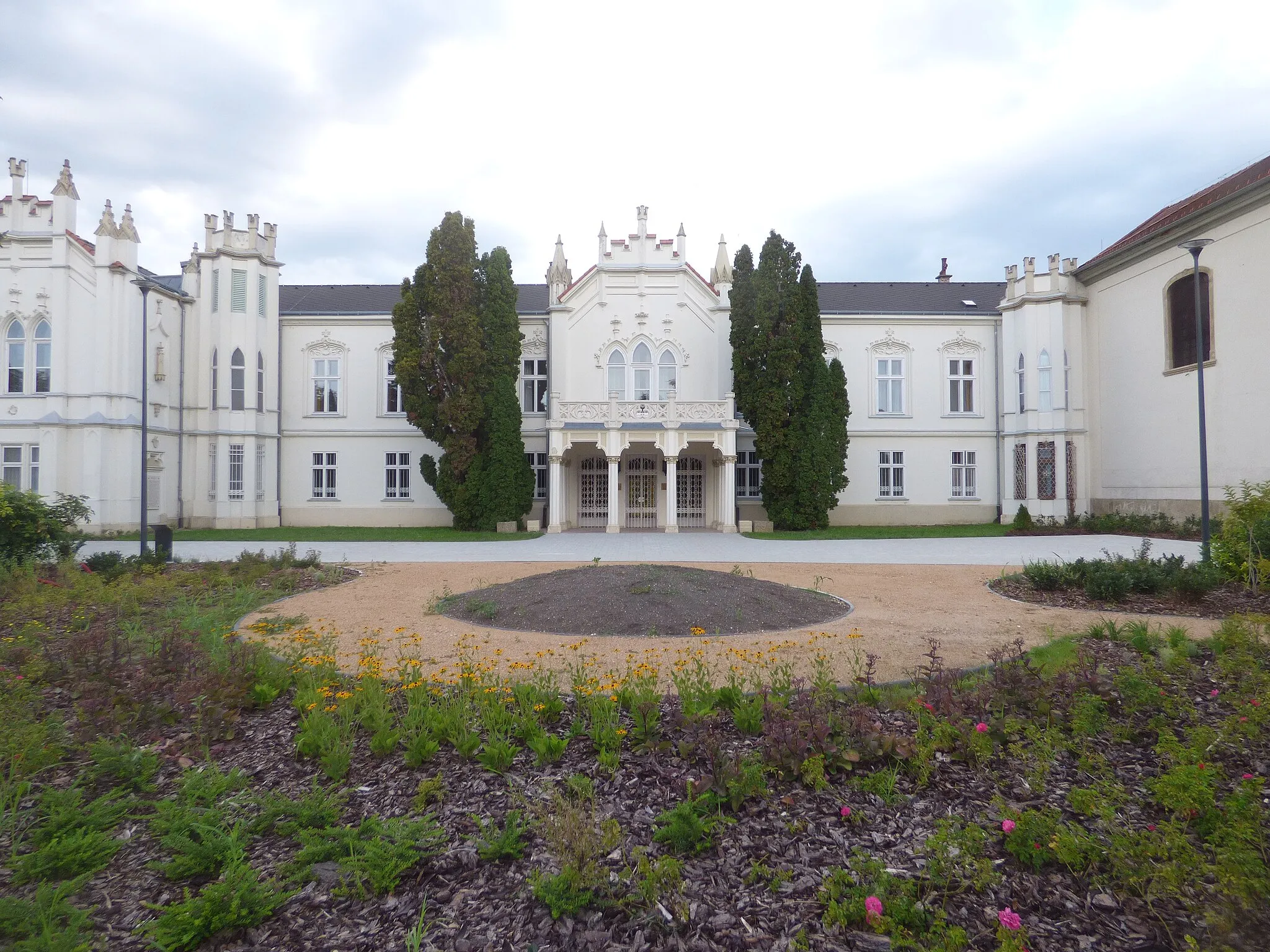 Photo showing: A martonvásári kastély főhomlokzata
