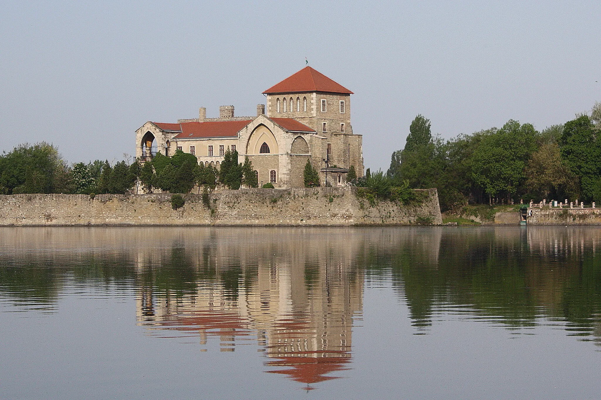 Photo showing: A View of Tata Castle, Hungary