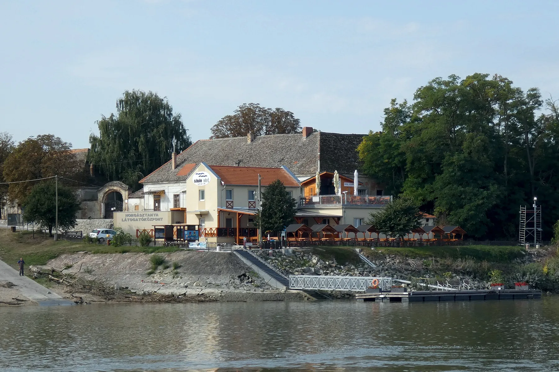 Photo showing: Schiffsanlegestelle und Bootsrampe bei einem alten Gutshof mit neuem Restaurant