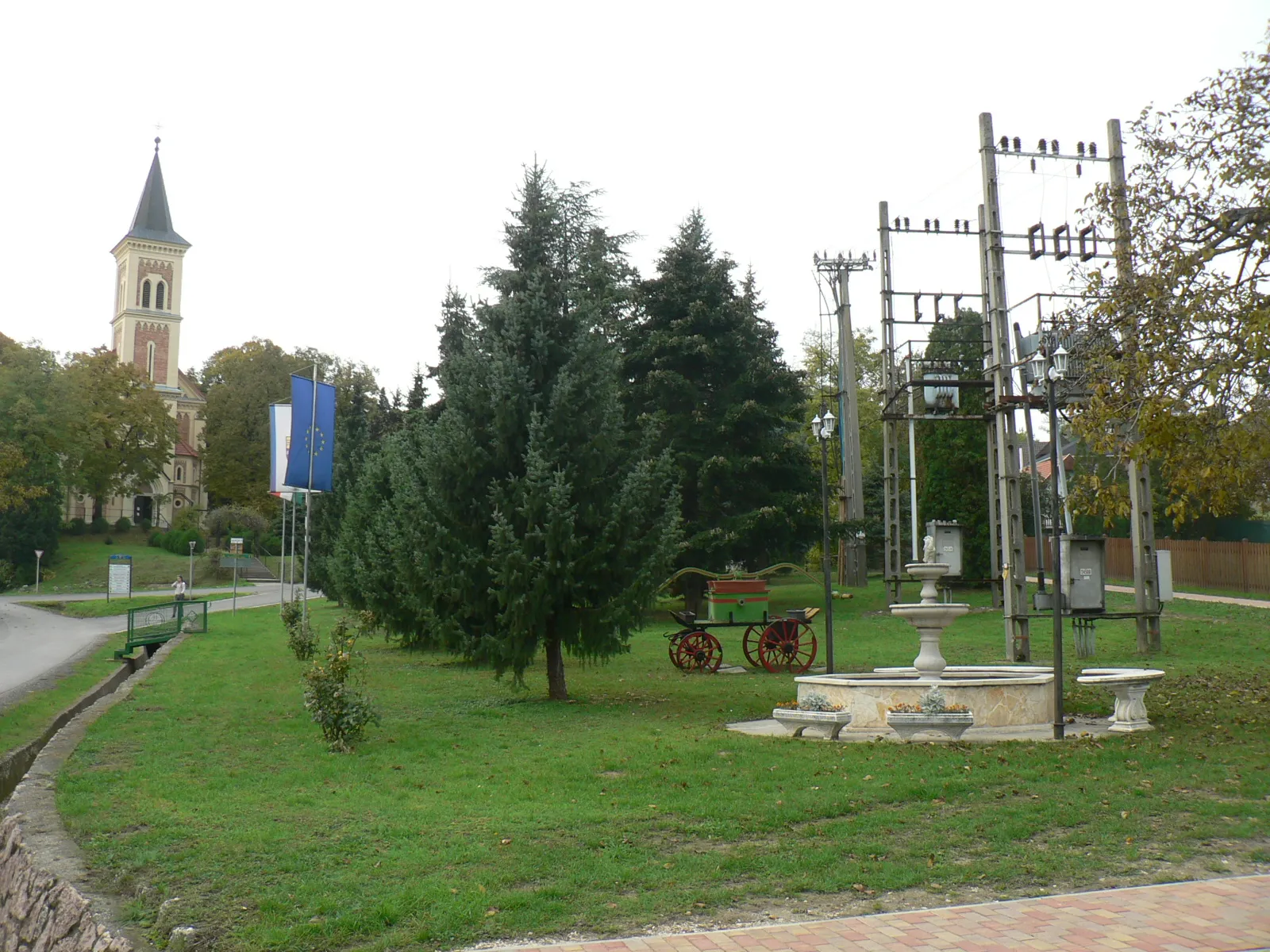 Photo showing: Dunaszentmiklós főtere