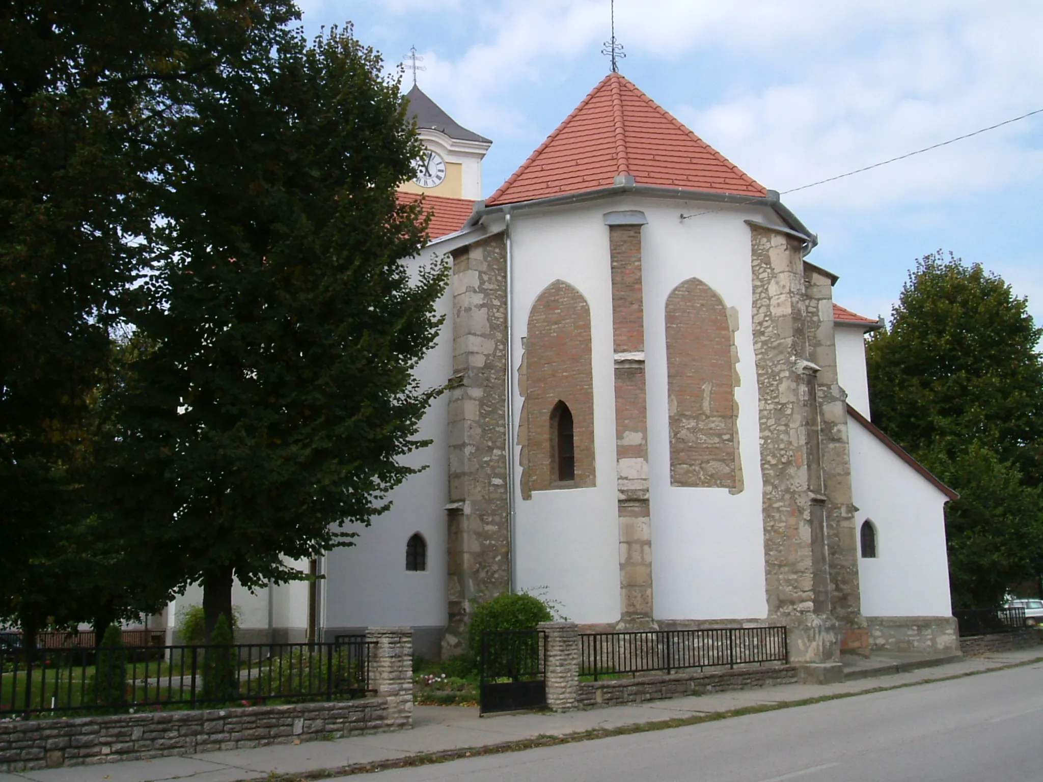 Photo showing: Bajnai Szent Adalbert római katolikus templom szentélye