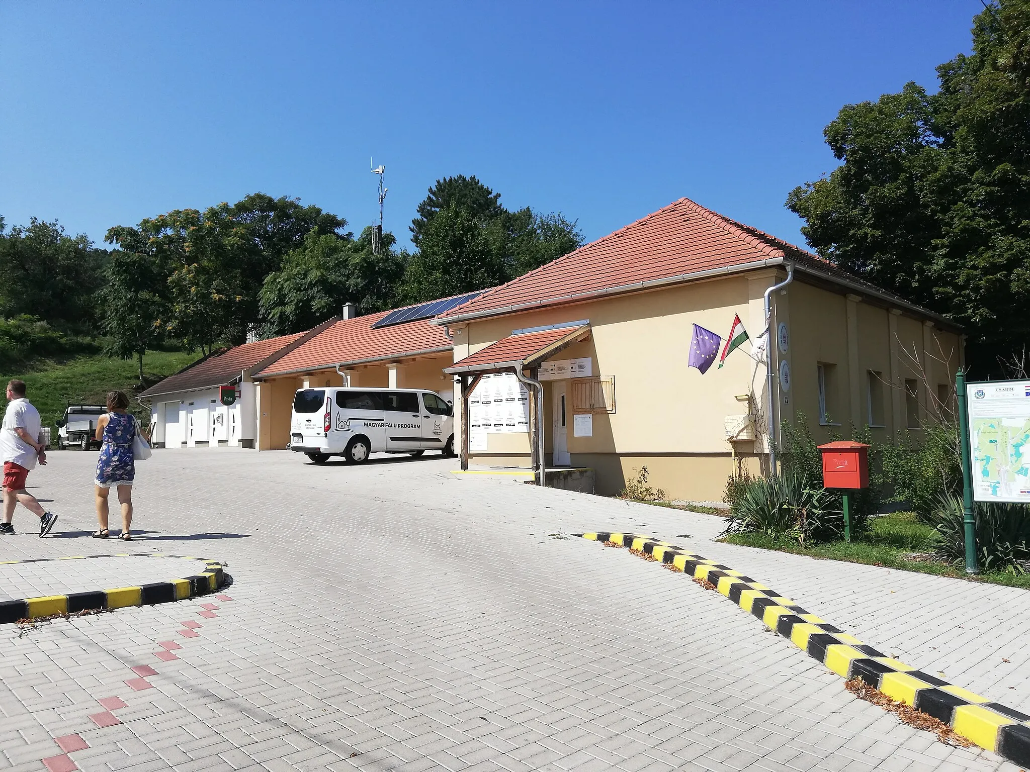 Photo showing: Csabdi, a községháza udvara