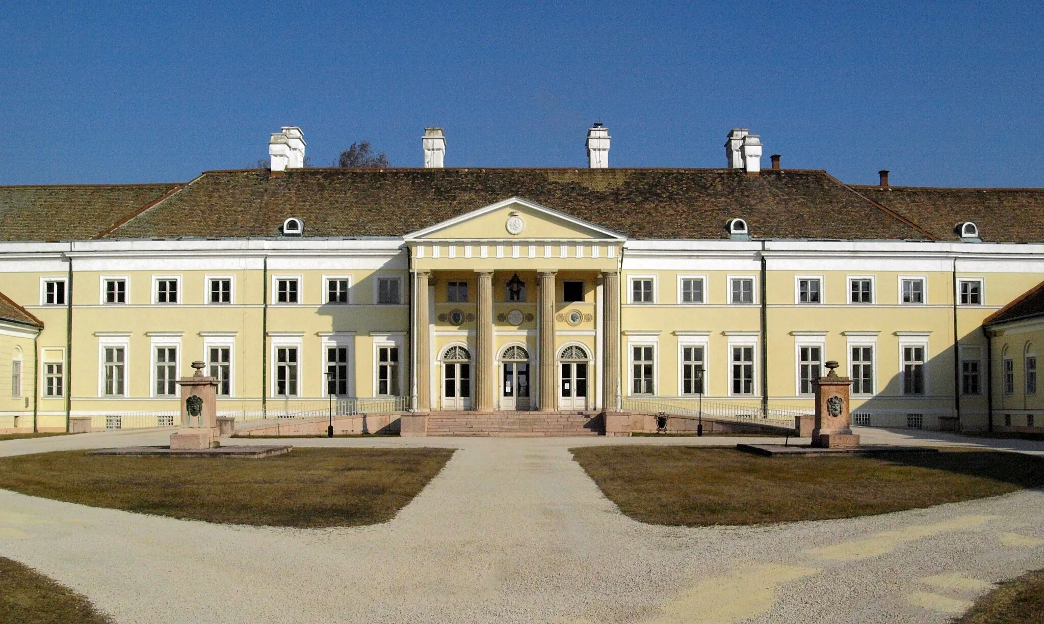 Photo showing: Cziráky-kastélyegyüttes, kápolna és kastélypark