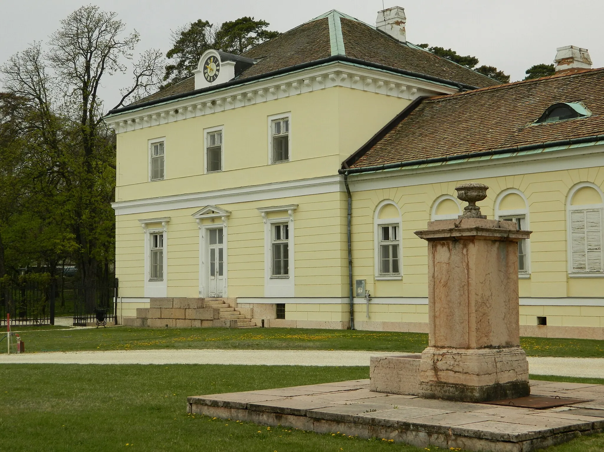 Photo showing: Esterházy Mansion in Csákvár