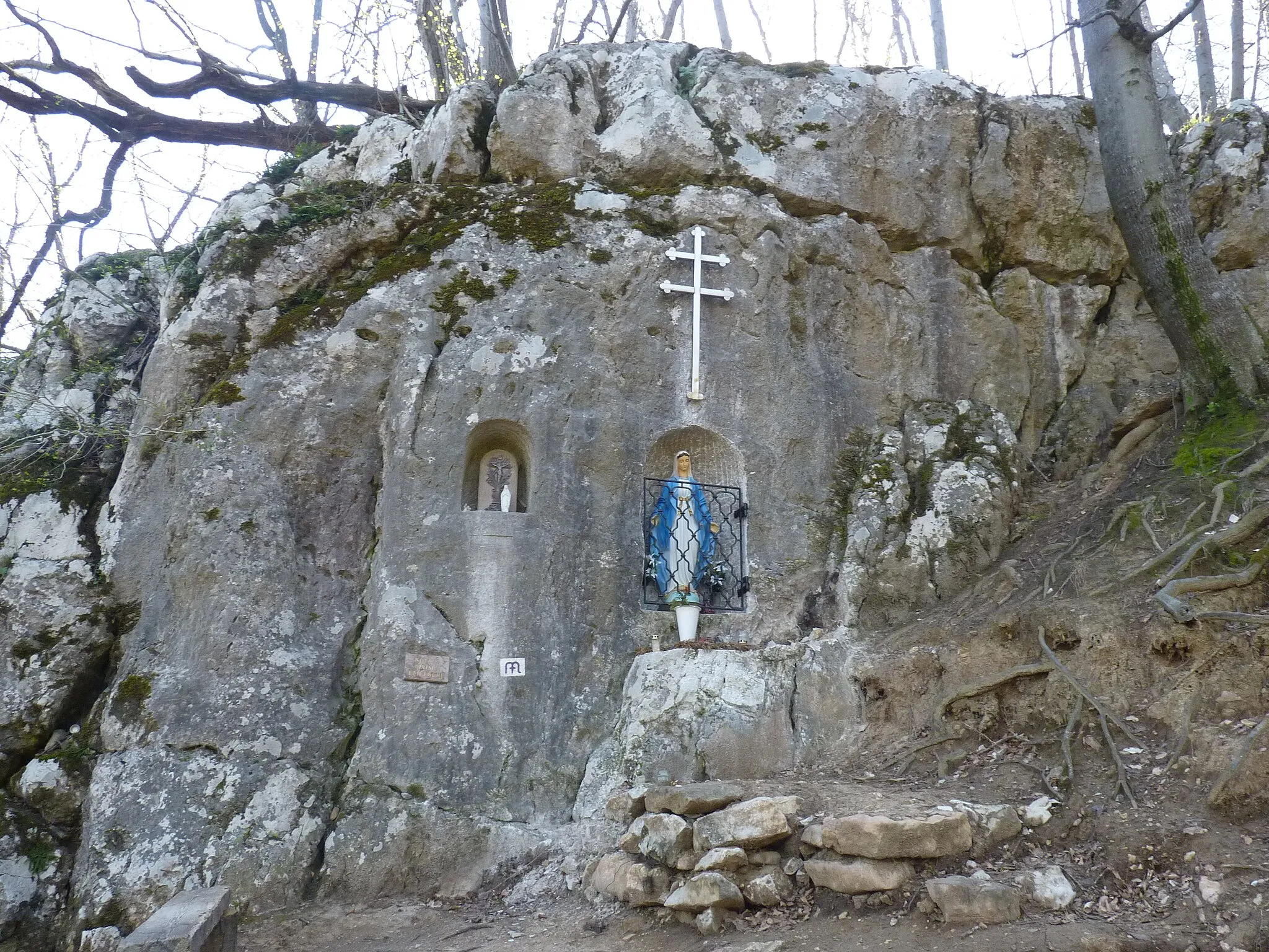 Photo showing: Mary statue in rock in Gerecse