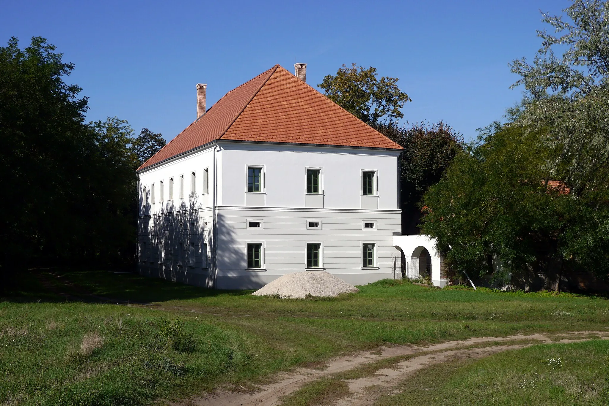 Photo showing: billegpusztai Esterházy-kúria. Építtette az Esterházy család a 18. század közepén (építész: Fellner Jakab). Műemlék ID 6338 Komárom-Esztergom megye, Naszály, Billegpuszta