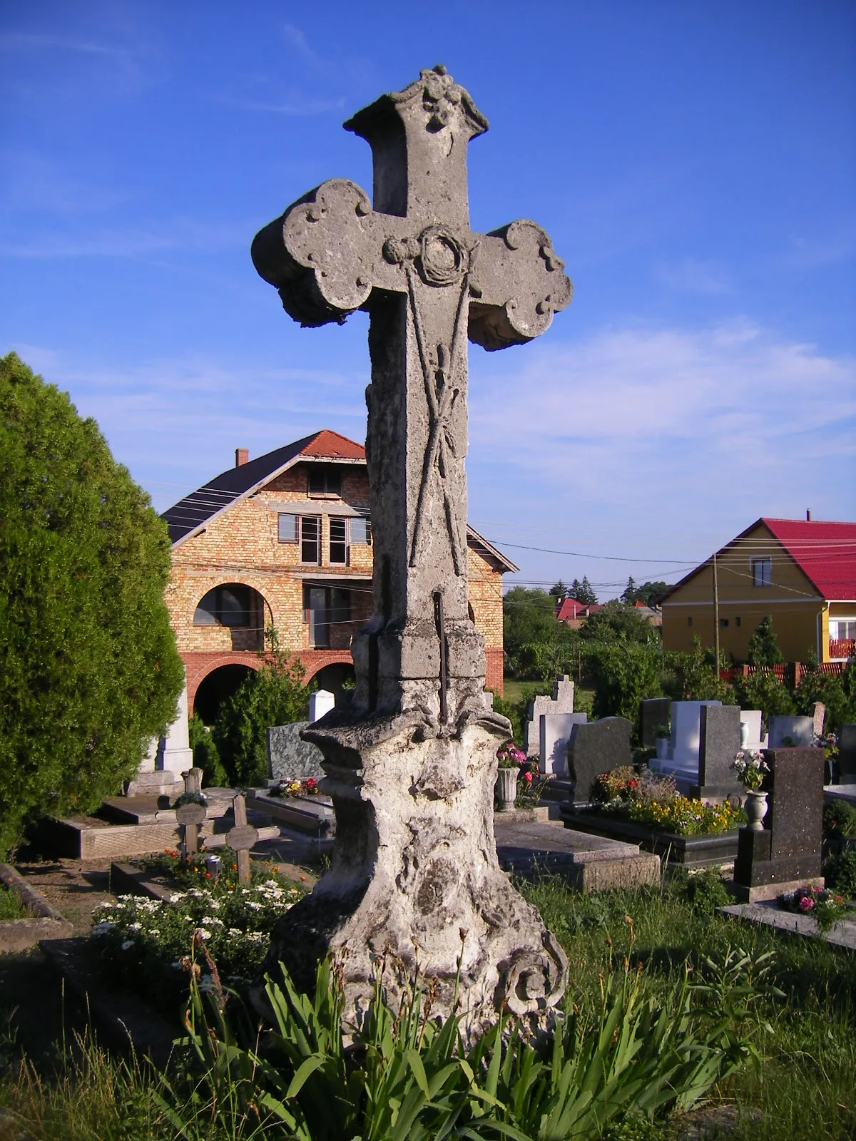 Photo showing: Naszály - barokk kereszt a temetőben