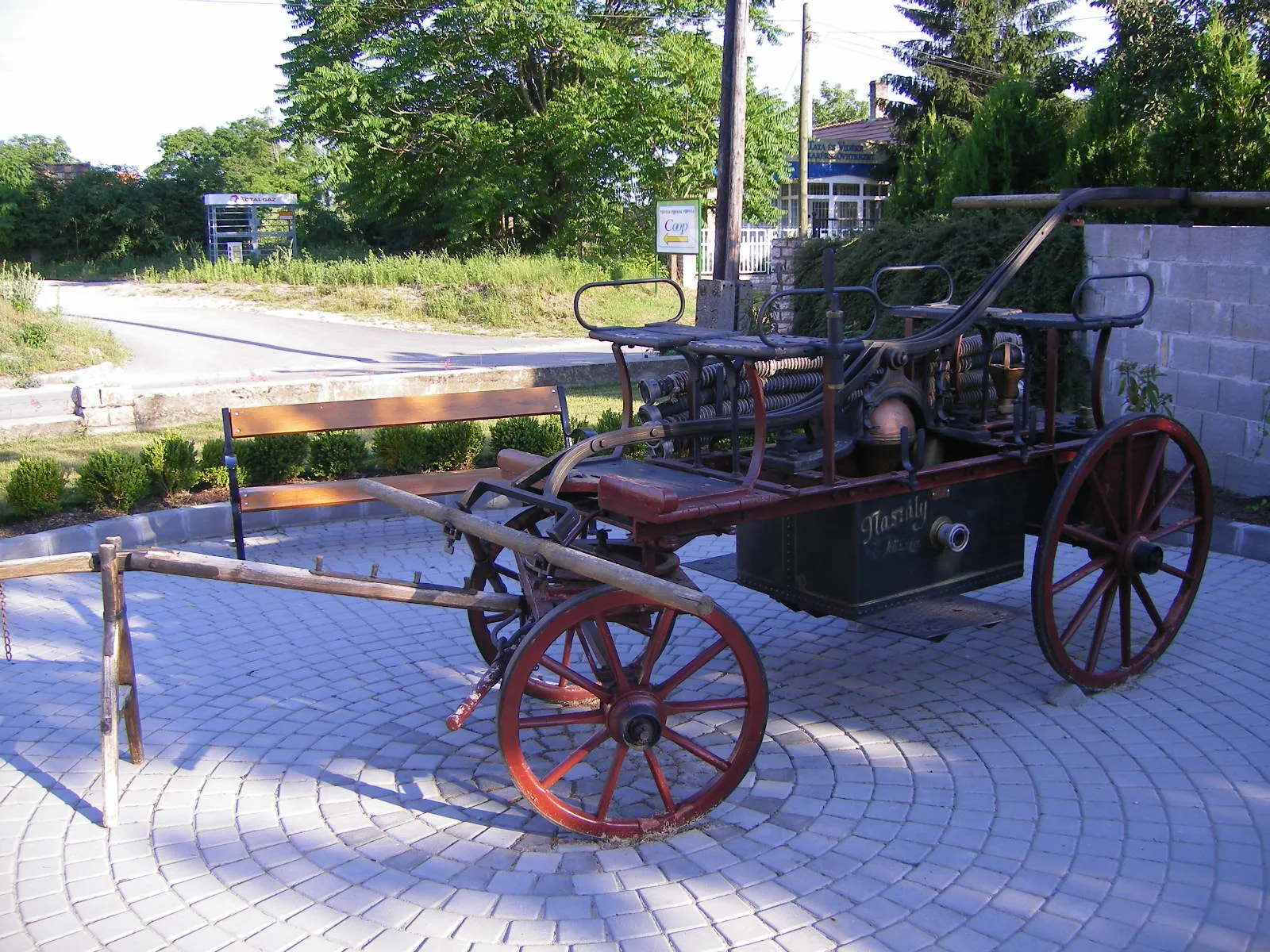 Photo showing: Naszály - régi tűzoltókocsi az egykori tűzoltószertár helyén