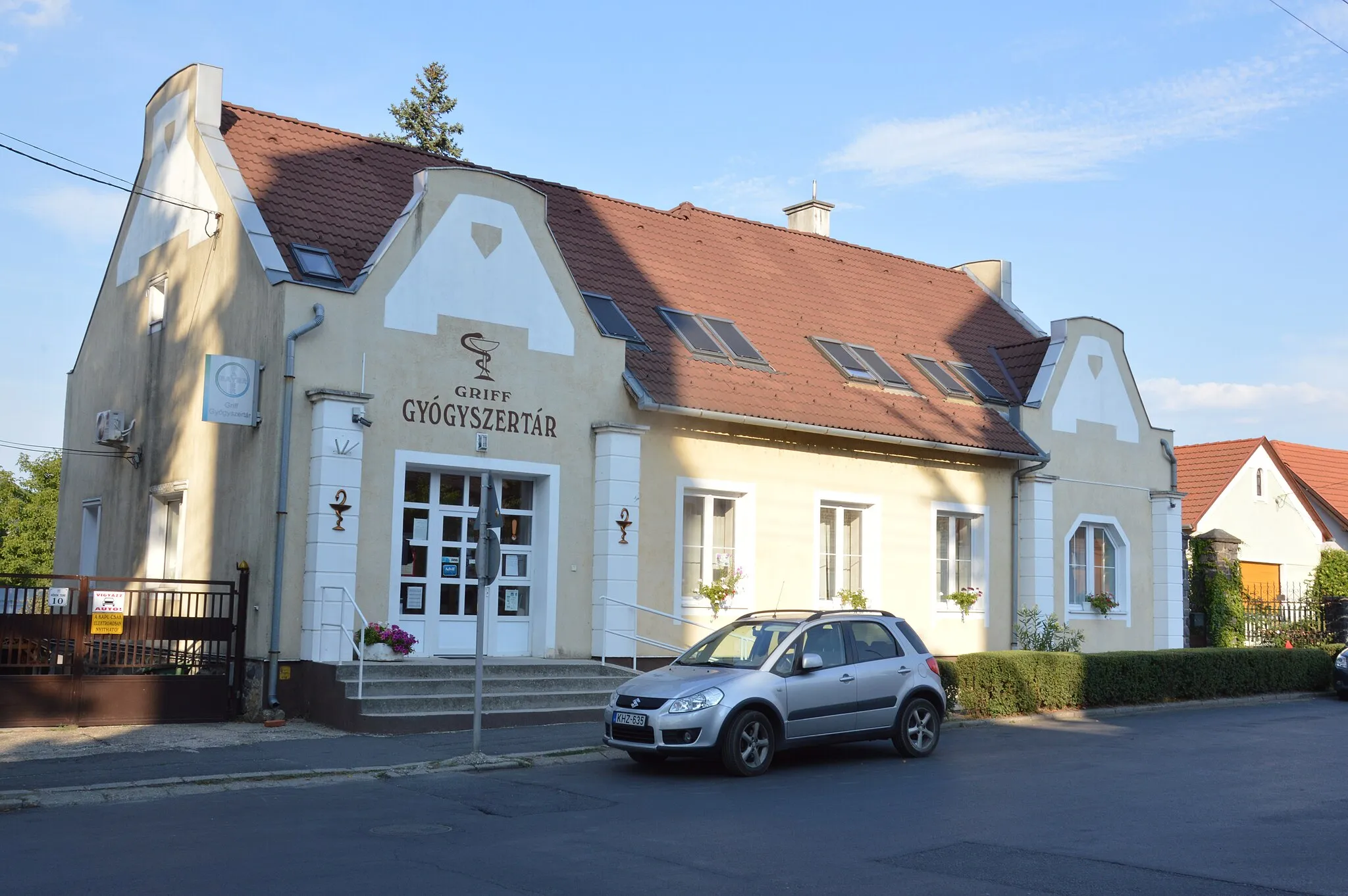 Photo showing: Griff Gyogyszertar (pharmacy) at Hősök tere 5 in Badacsonytomaj