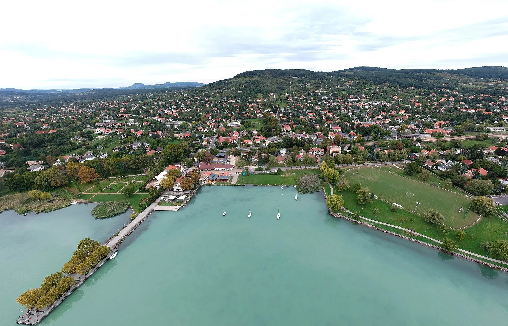 Photo showing: Balaton-átúszás révfülöpi starthelye. A Balaton-átúszás egy évente megrendezett nyári sportesemény, amelyet régebben július utolsó szombatján tartottak meg, de 2011-től július első szombatja a kitűzött időpont, amit kedvezőtlen időjárás esetén módosítanak