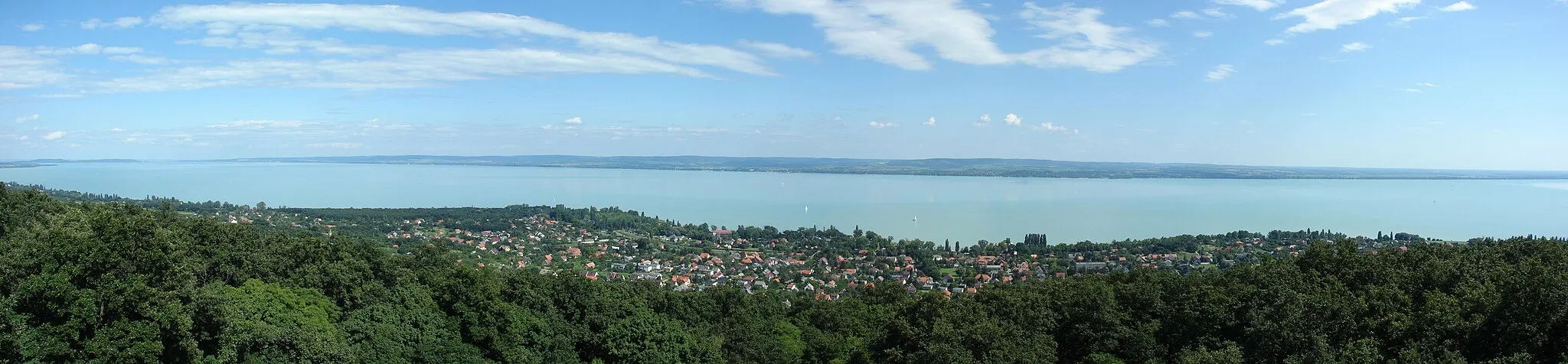 Photo showing: A panorama of Révfülöp, Hungary, made from the Millennium Lookout Tower.