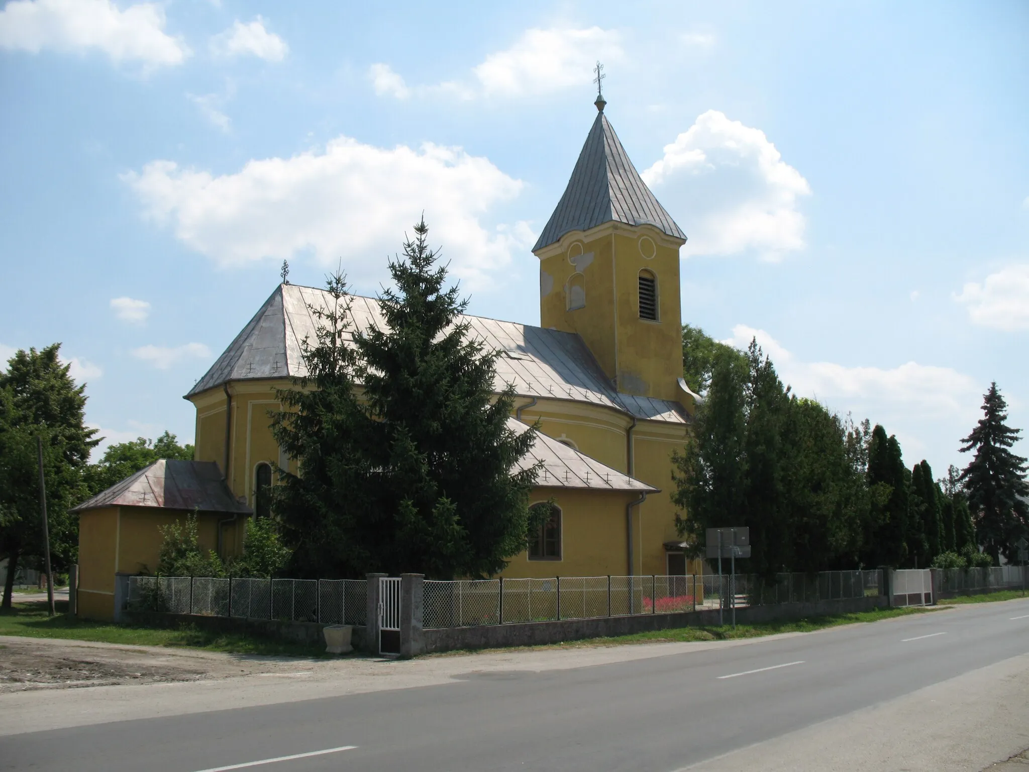 Photo showing: Okoč (okr. Dunajská Streda), Kostol svätého Vendelína; celkový pohľad