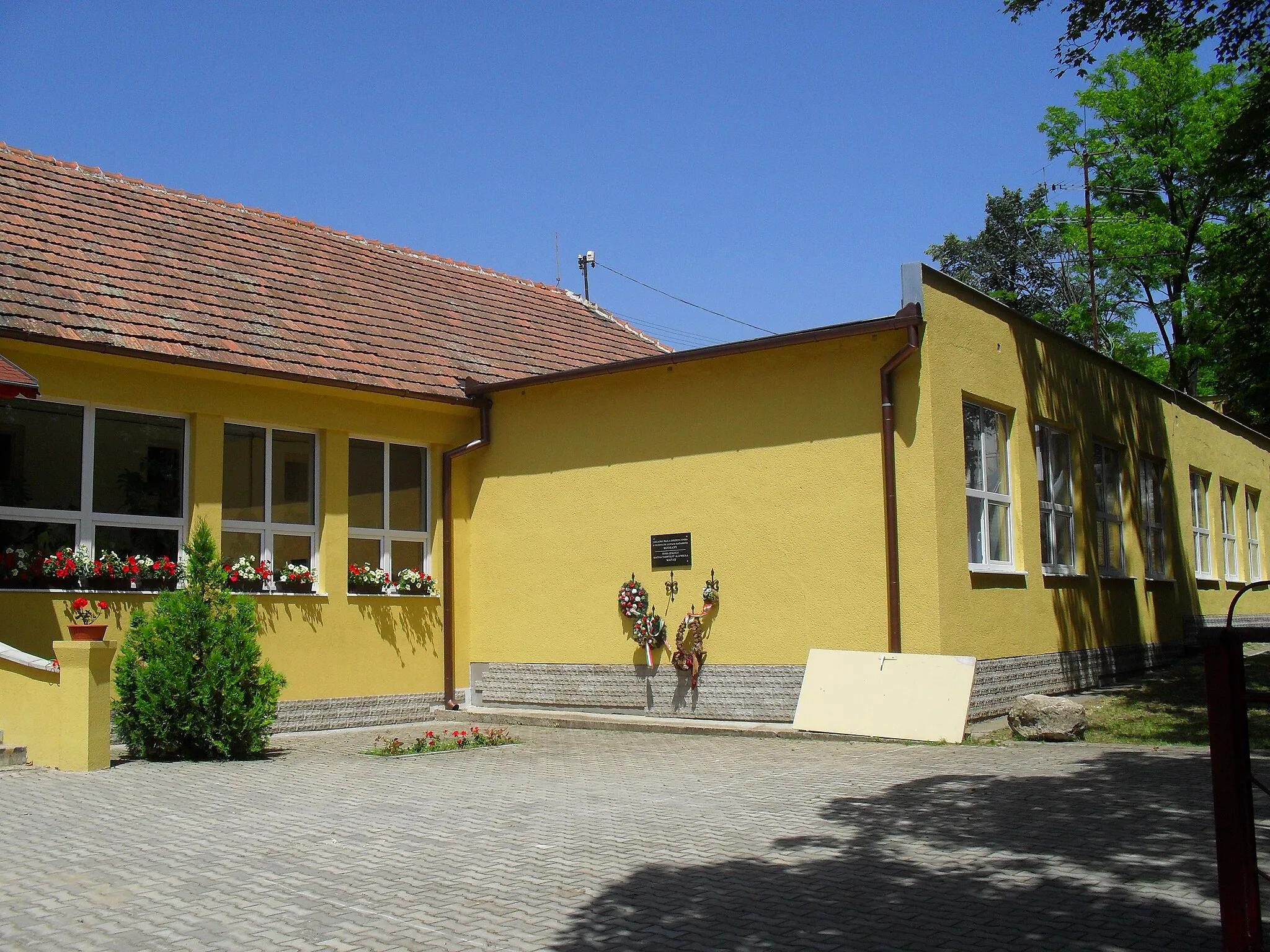 Photo showing: Madar - Édes Gergely Alapiskola