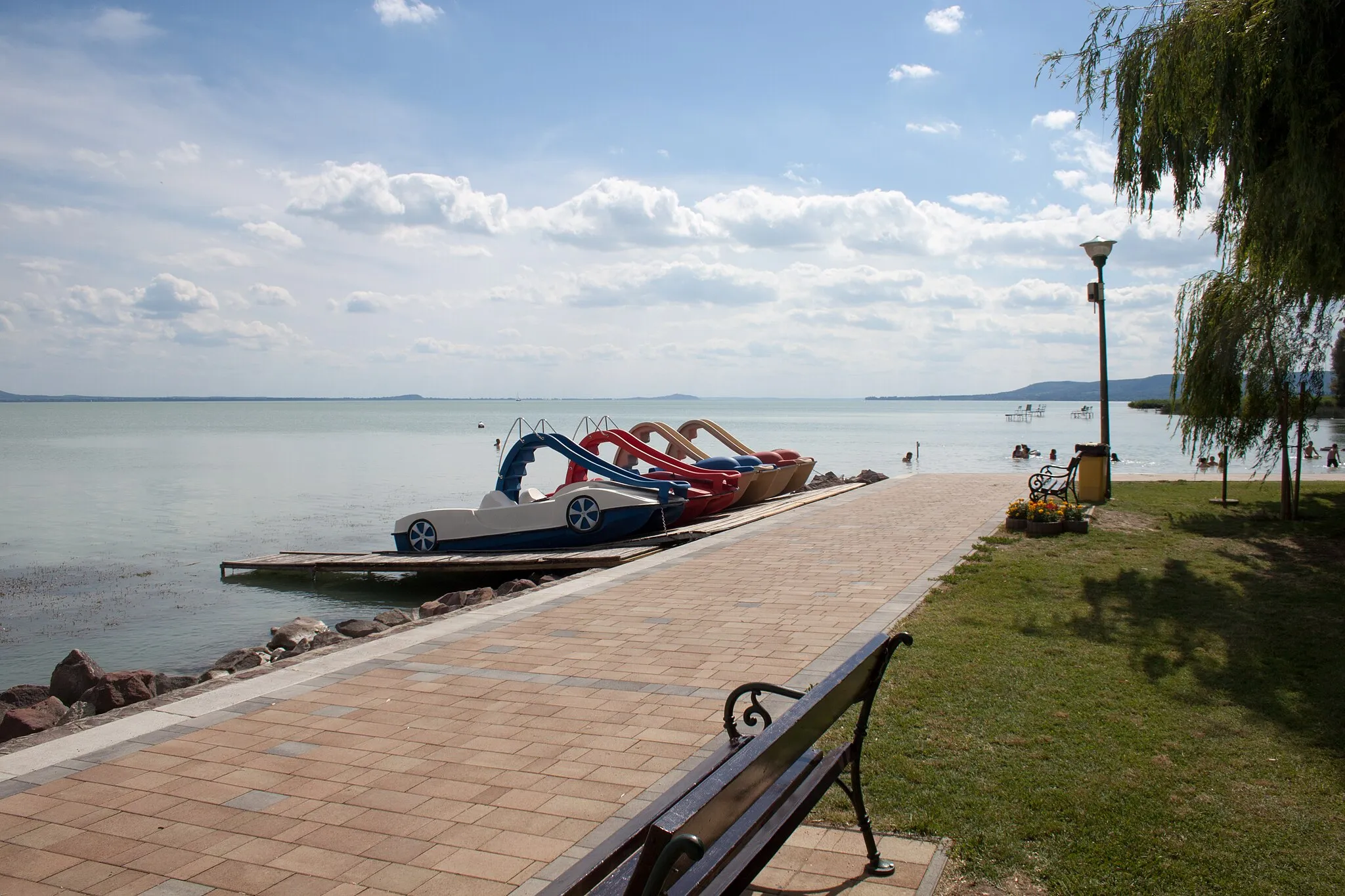 Photo showing: Balatonakali, beach