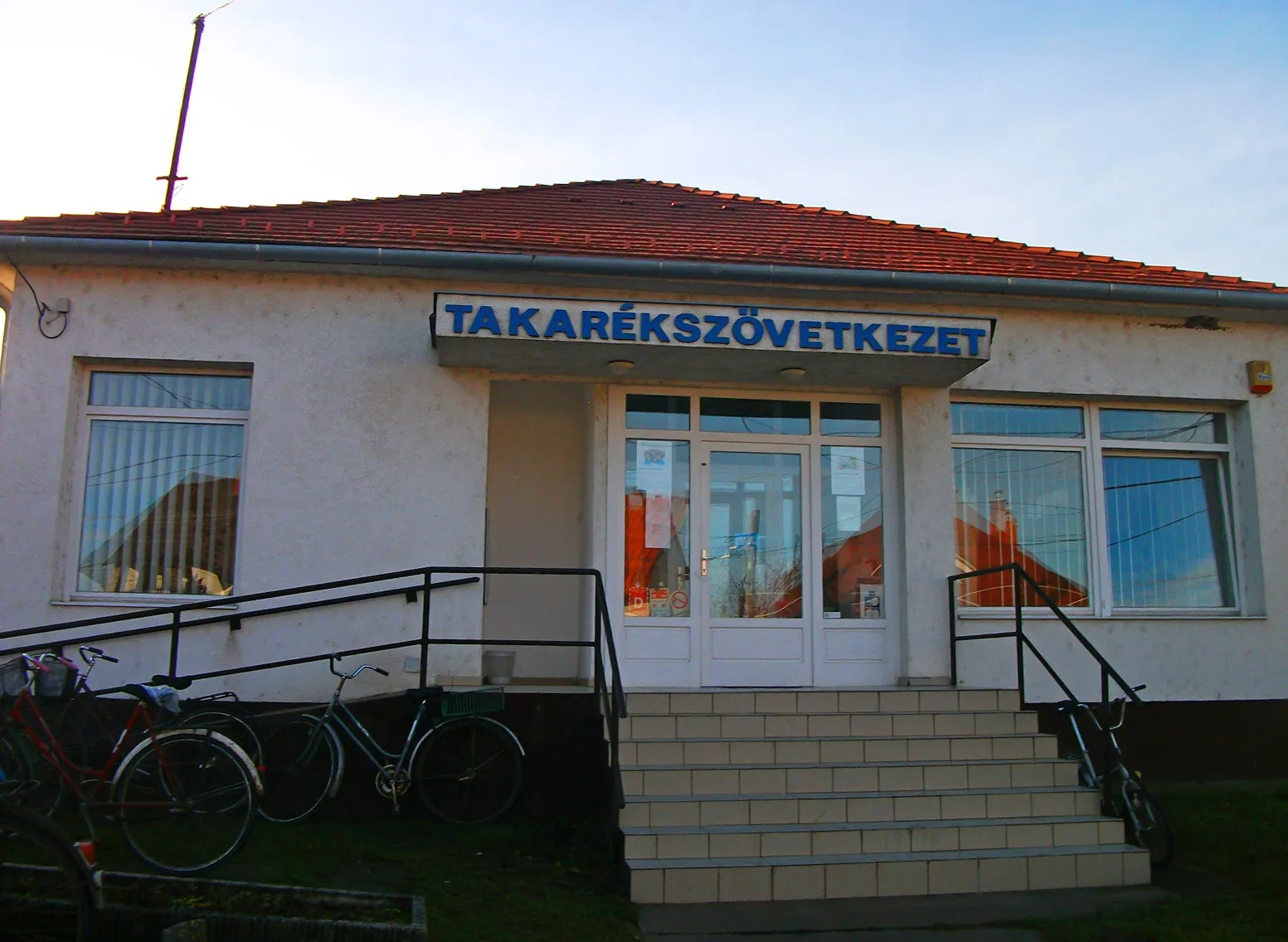 Photo showing: Takarékszövetkezet Seregélyesen.