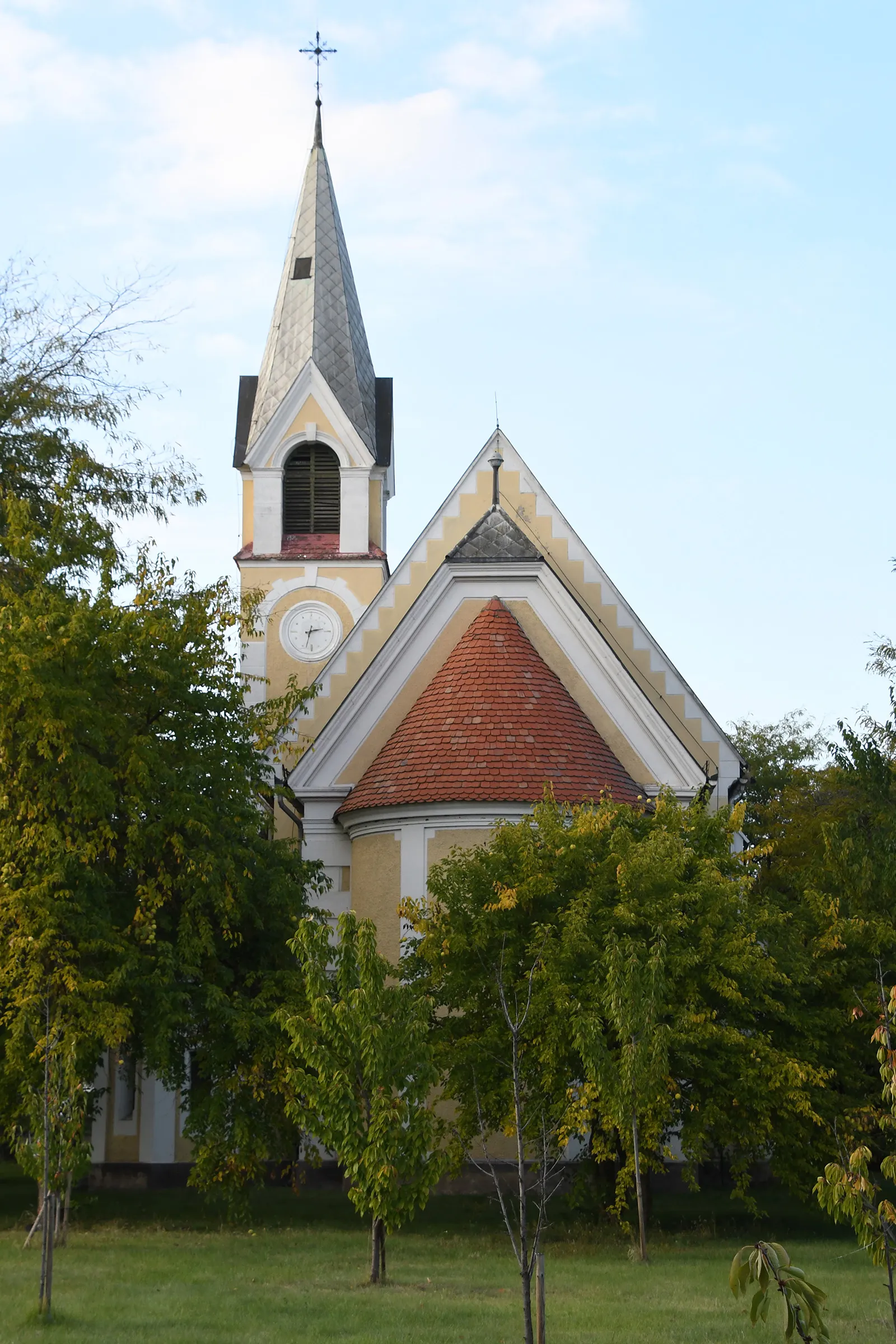 Photo showing: Roman Catholic church in Besnyő, Hungary