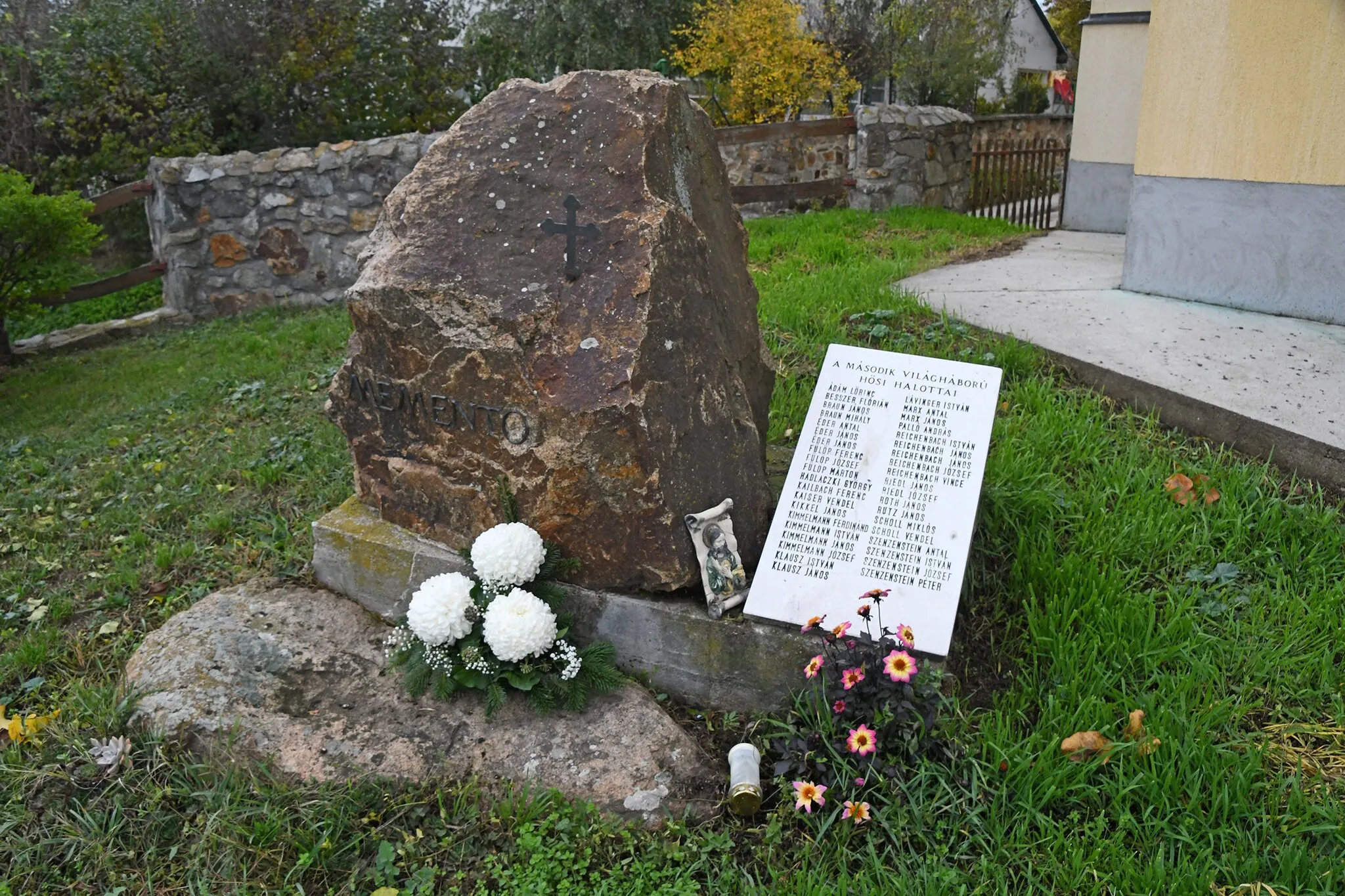 Photo showing: World War II memorial in Nadap, Hungary