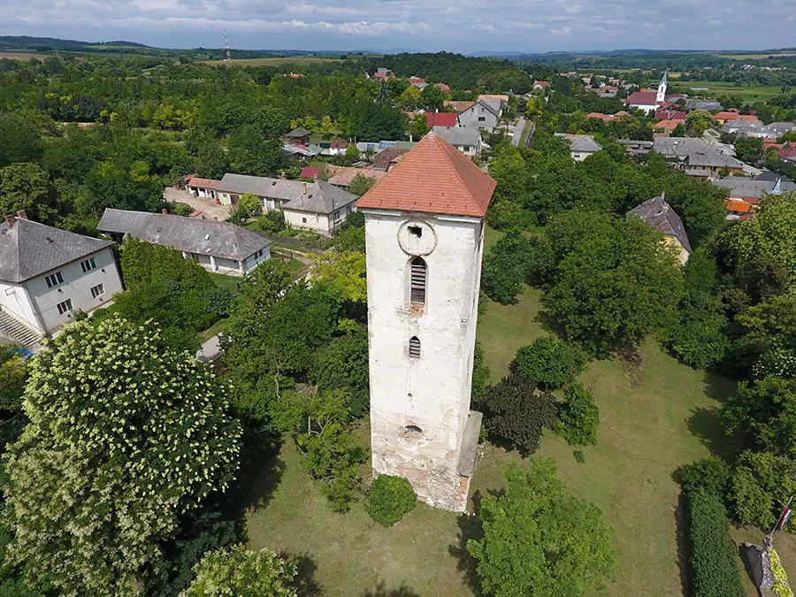 Photo showing: Vál, Csonka torony, török vár - légi felvétel