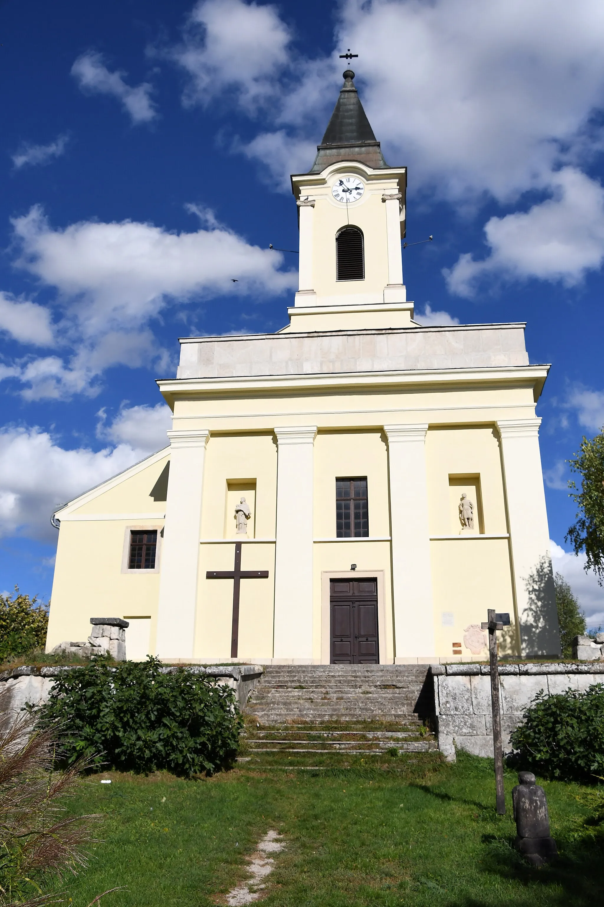Photo showing: Roman Catholic church in Vértesacsa, Fejér County, Hungary