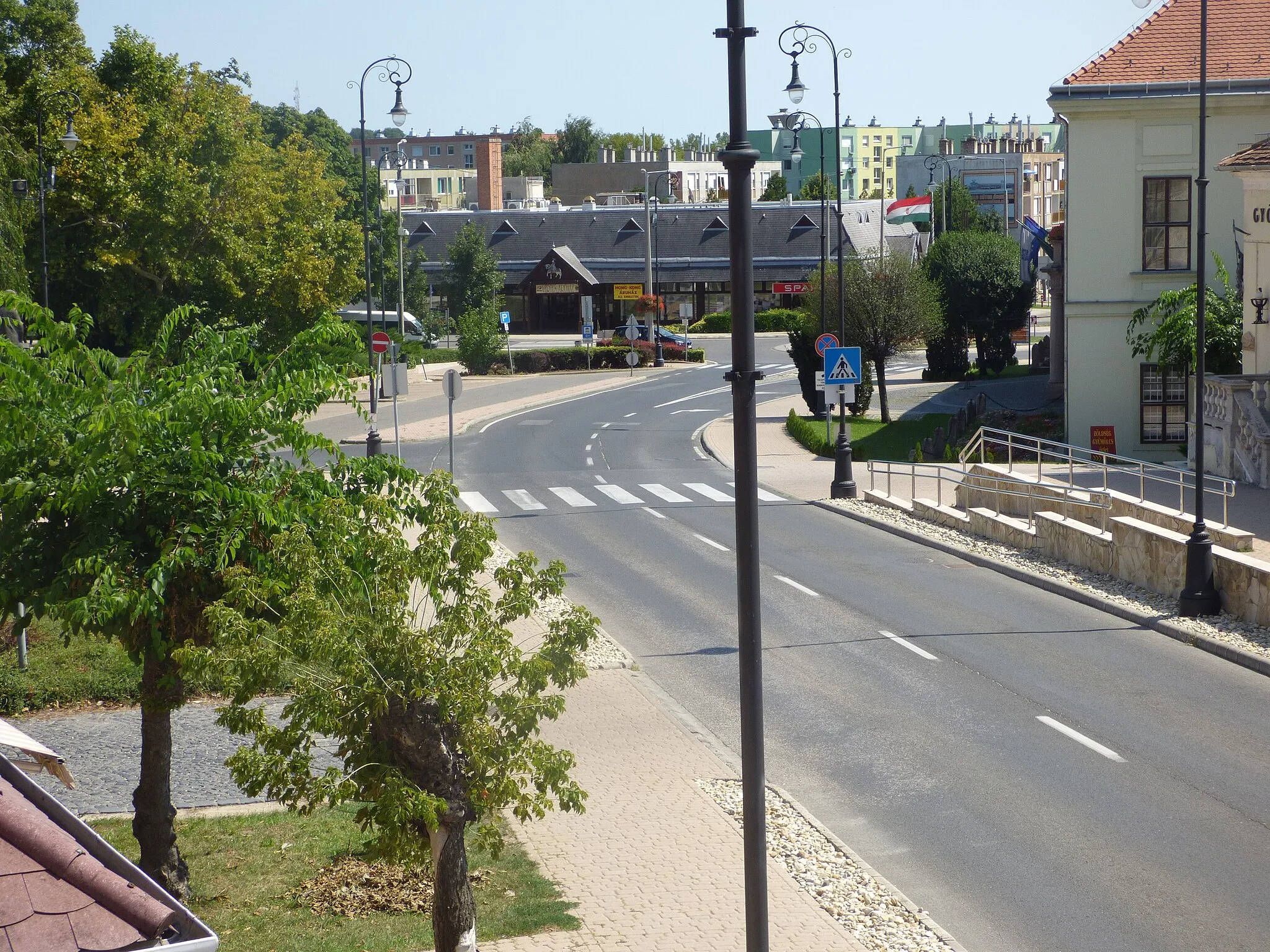 Photo showing: Mór belvárosa a Szent Kereszt-templomtól délnyugat felé nézve