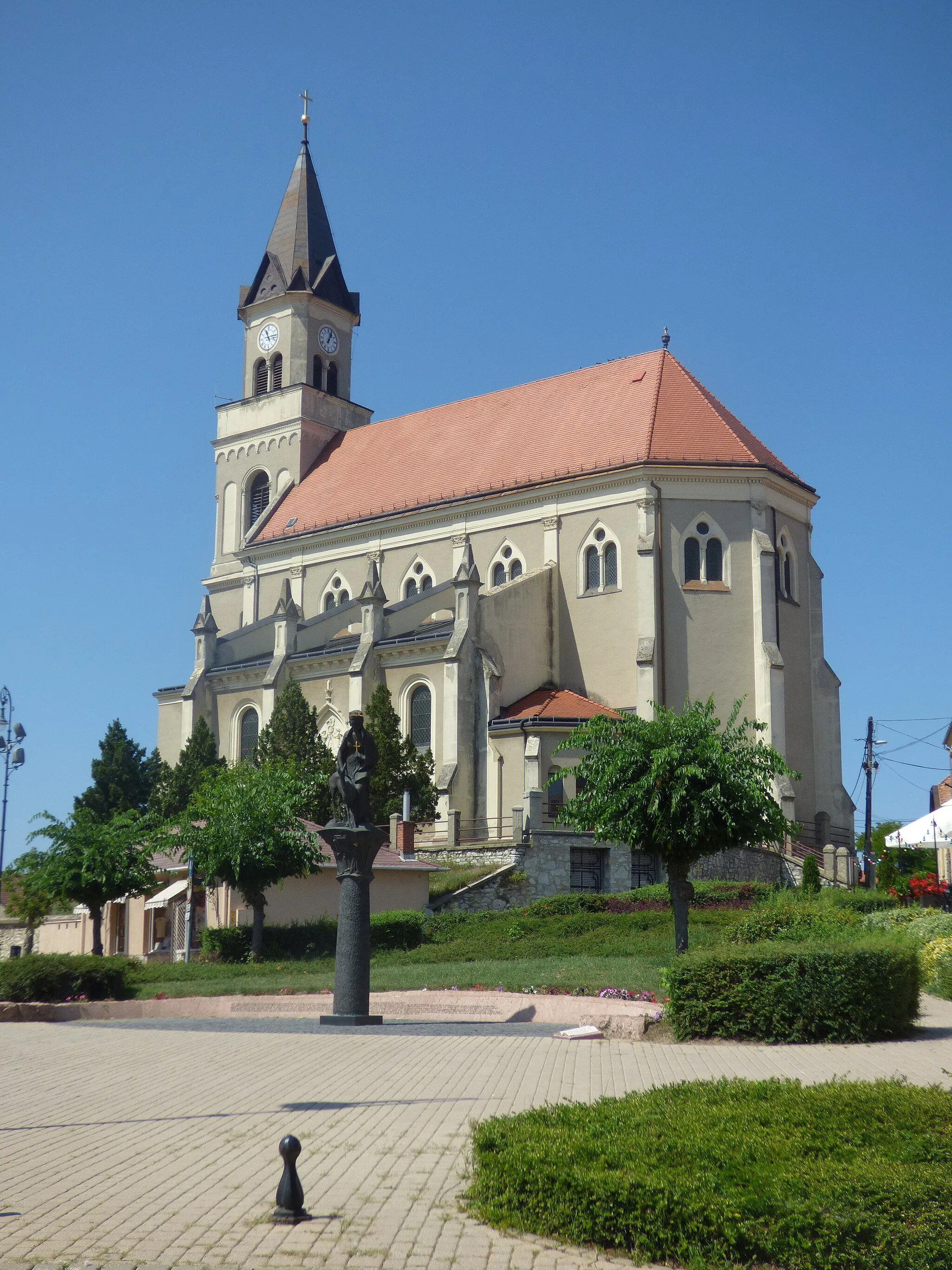 Photo showing: Mór Szent Kereszt-plébániatemploma