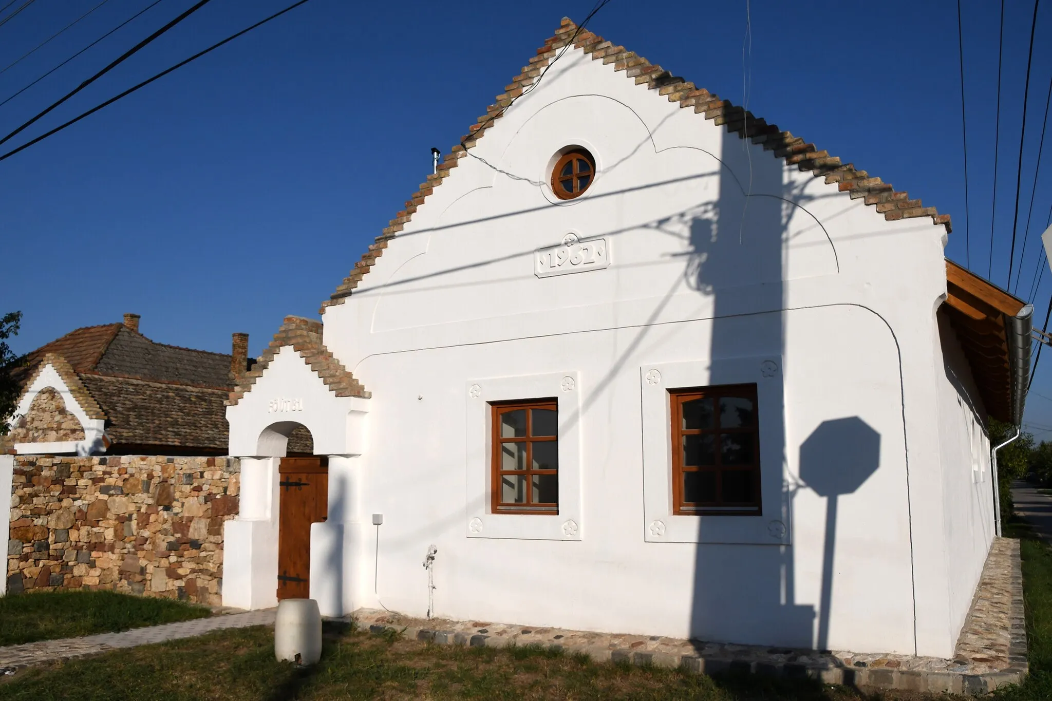 Photo showing: Dwelling-house on the main street of Kőszárhegy, Hungary