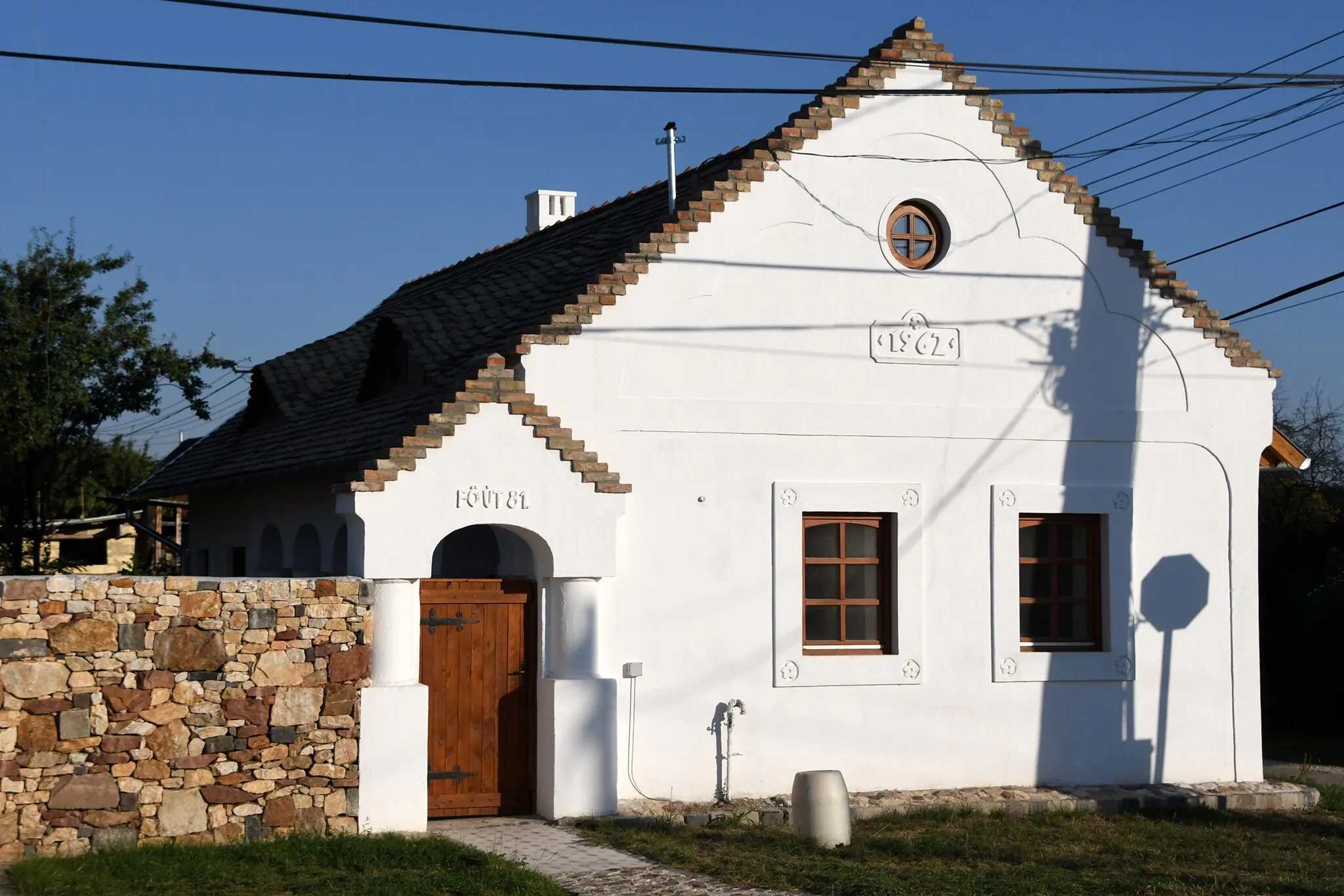 Photo showing: Dwelling-house on the main street of Kőszárhegy, Hungary