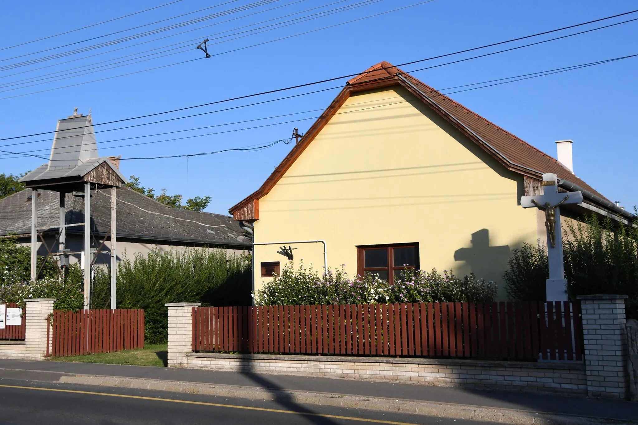 Photo showing: Roman Catholic chapel with belfry and crucifix in Kőszárhegy, Hungary