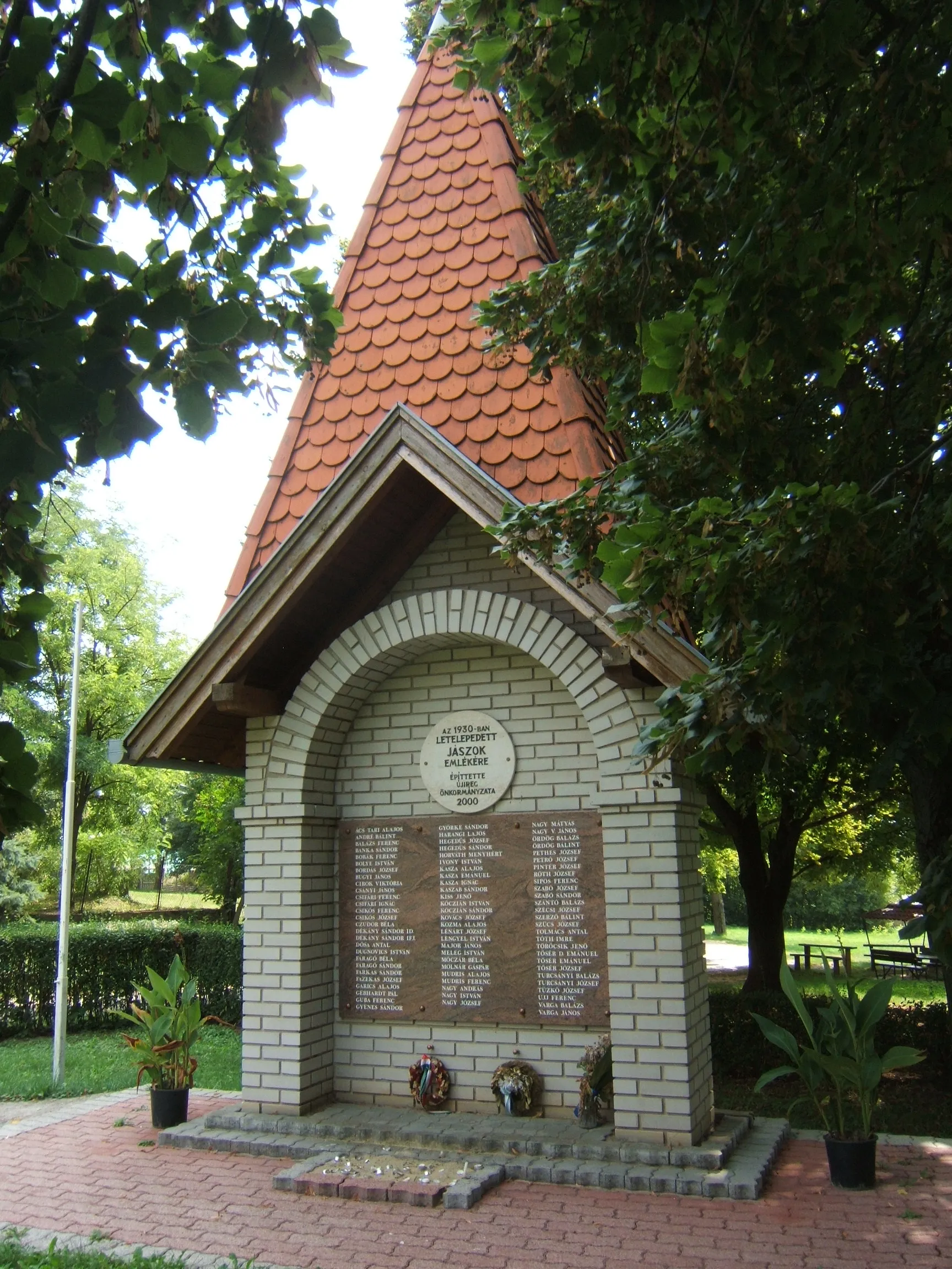 Photo showing: Újireg, a jászok emlékműve