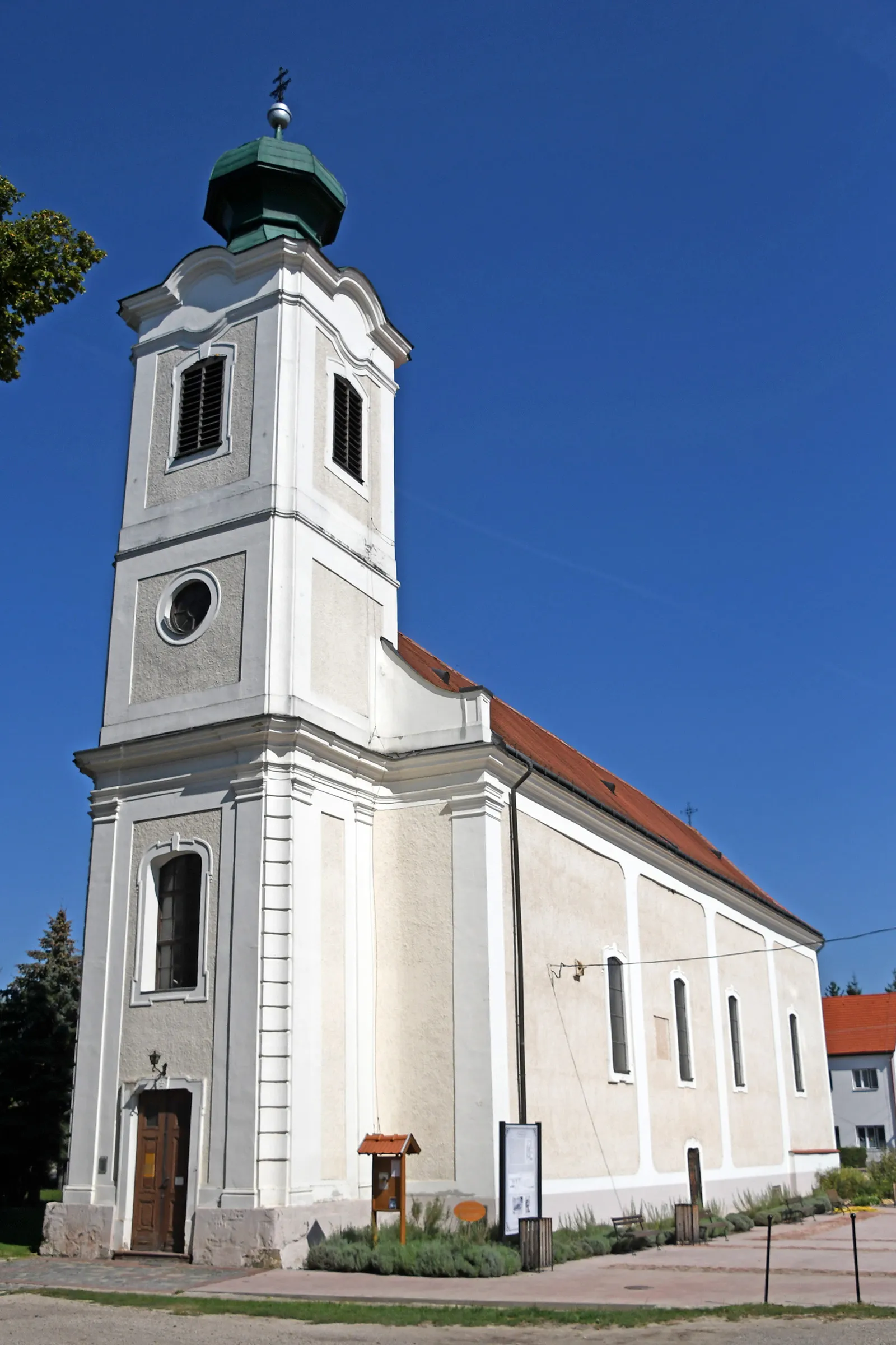 Photo showing: Roman Catholic church in Városlőd, Hungary