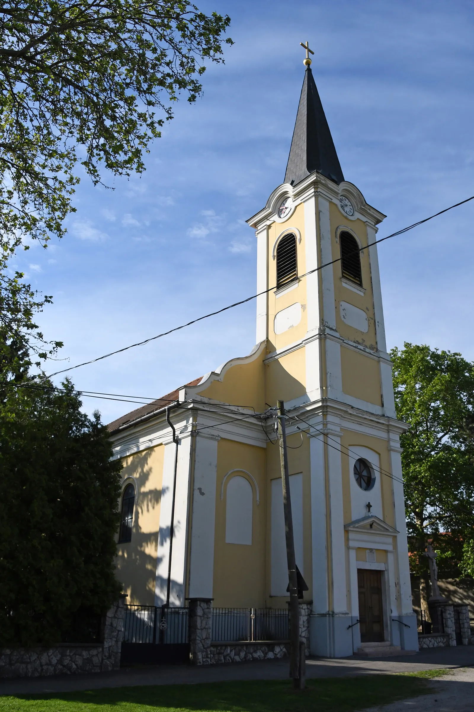 Photo showing: Roman Catholic church in Pér, Hungary