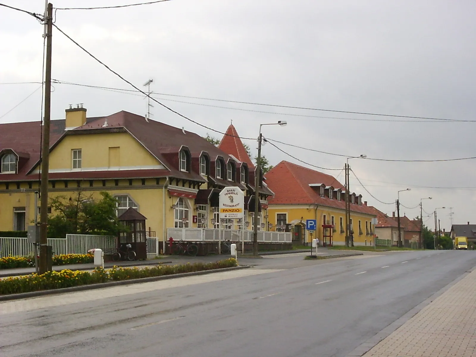 Photo showing: Vendéglő és katolikus iskola (Mezőörs, Magyarország)